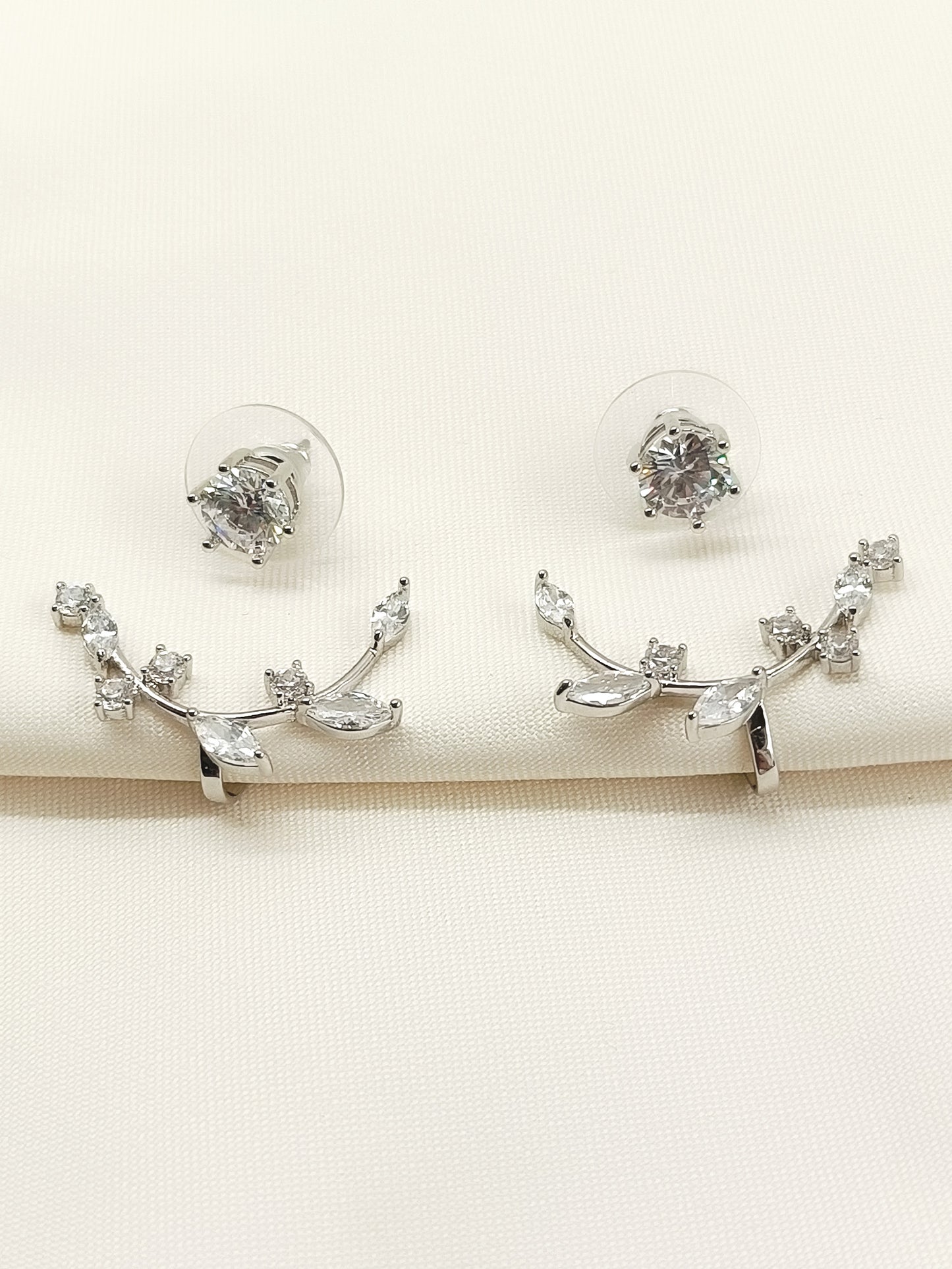 Kairan White 92.5 Silver Earcuff With Solitaire Stud