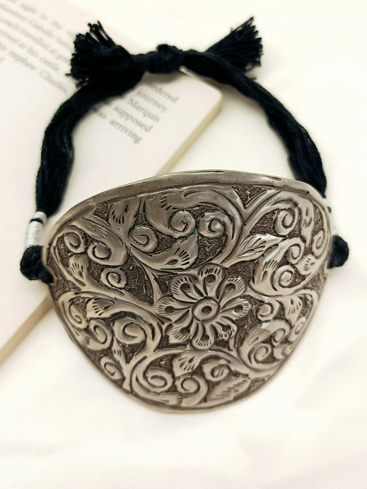 Shalesh Plain Oxidised Floral Carved Men's Bajubandh