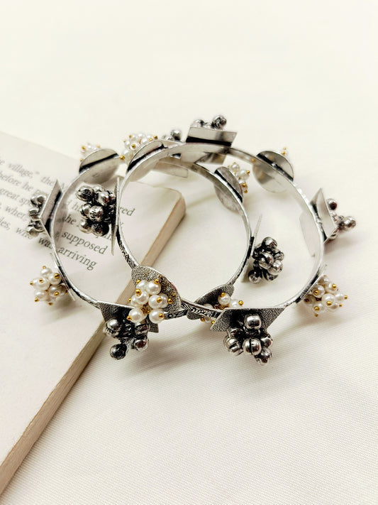 Shyla Cream Oxidized Bangle