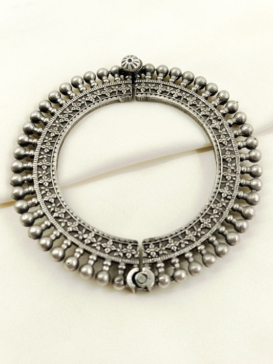 Dyuthi Plain Oxidized Bangle