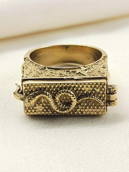 Dev Golden Men's Finger Ring