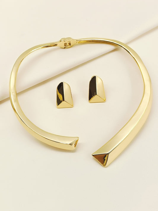 Kaaviya Golden Western Necklace Set