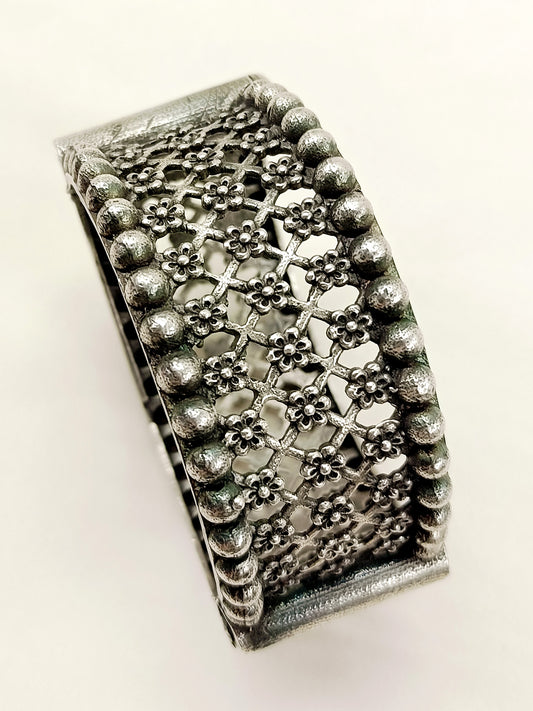 Aadhira Plain Oxidized Kada