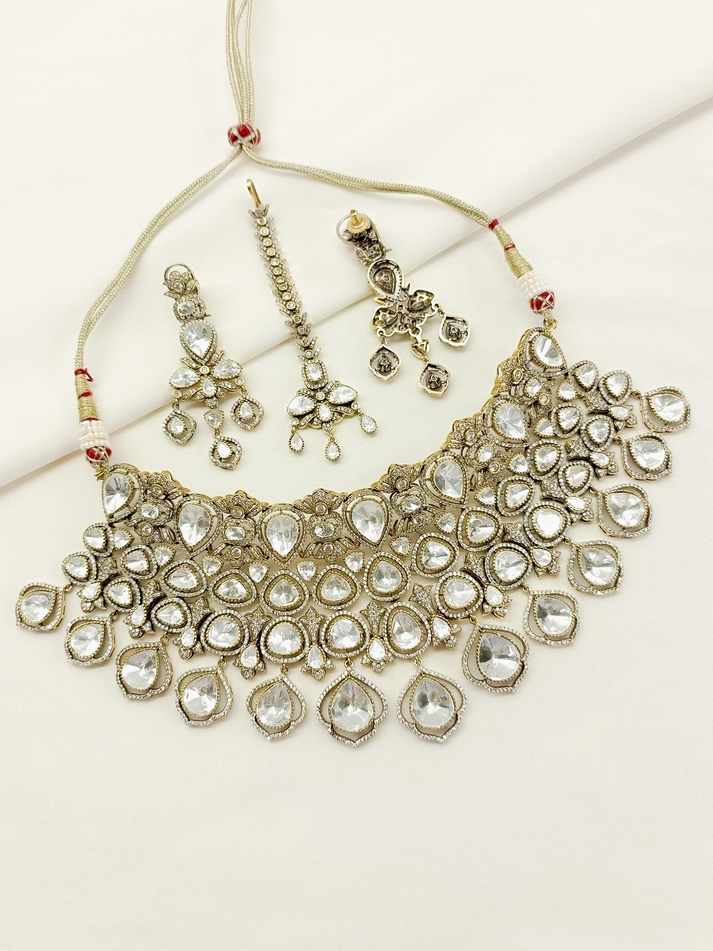 Geetanjali White Victorian Set