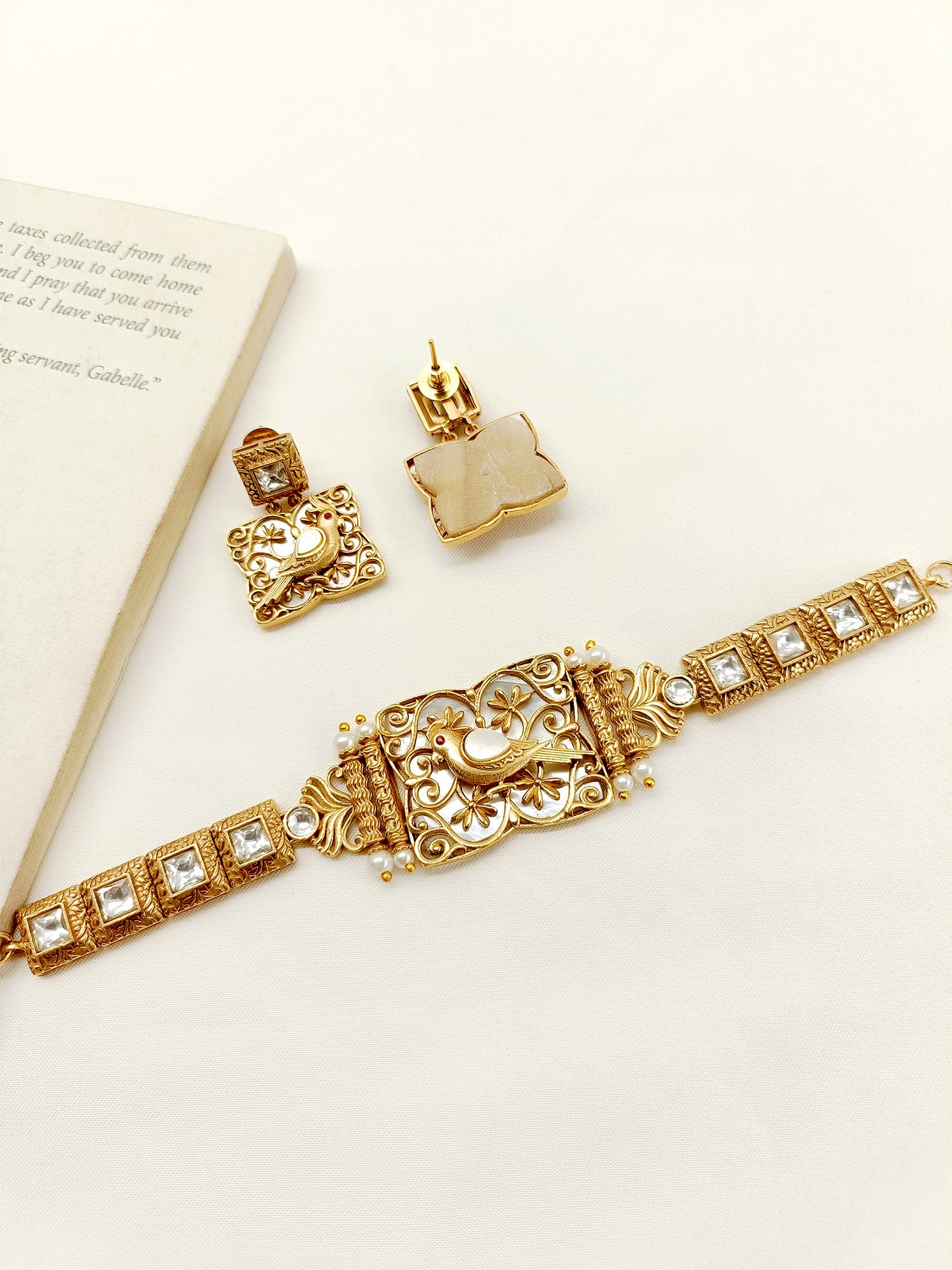 Natisha White Boutique Choker Set