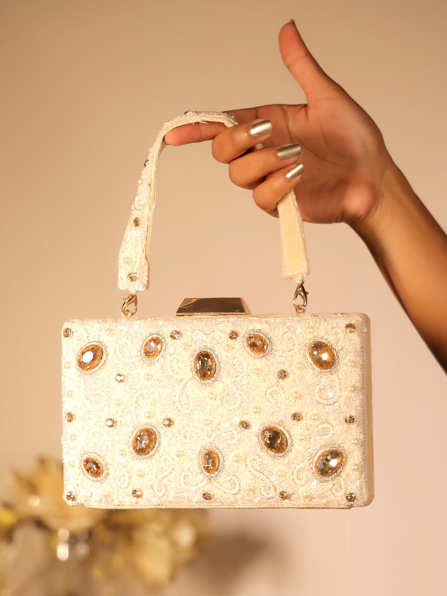 Anpurna White Evening Clutch