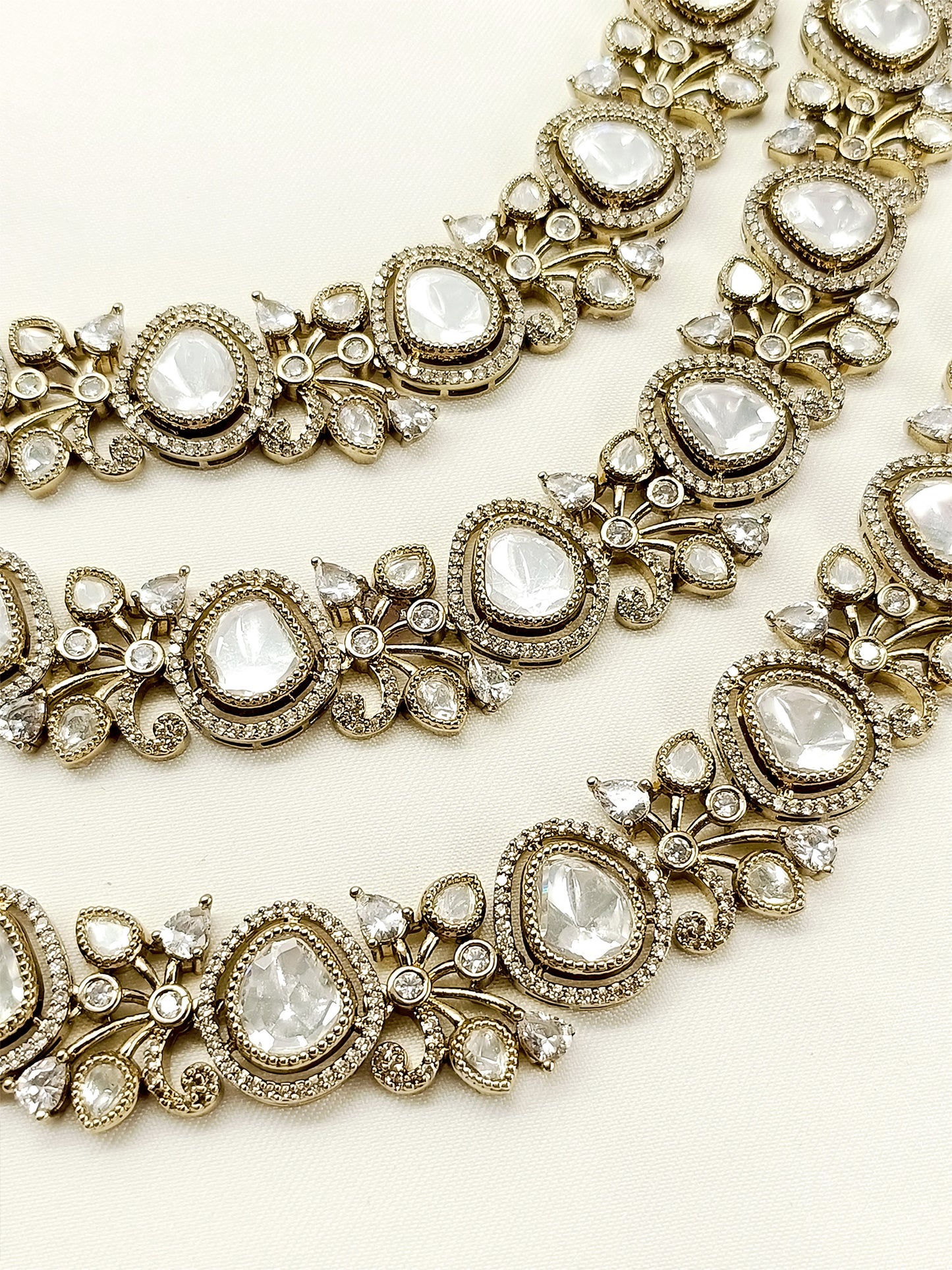 Kaumolika White Victorian Set