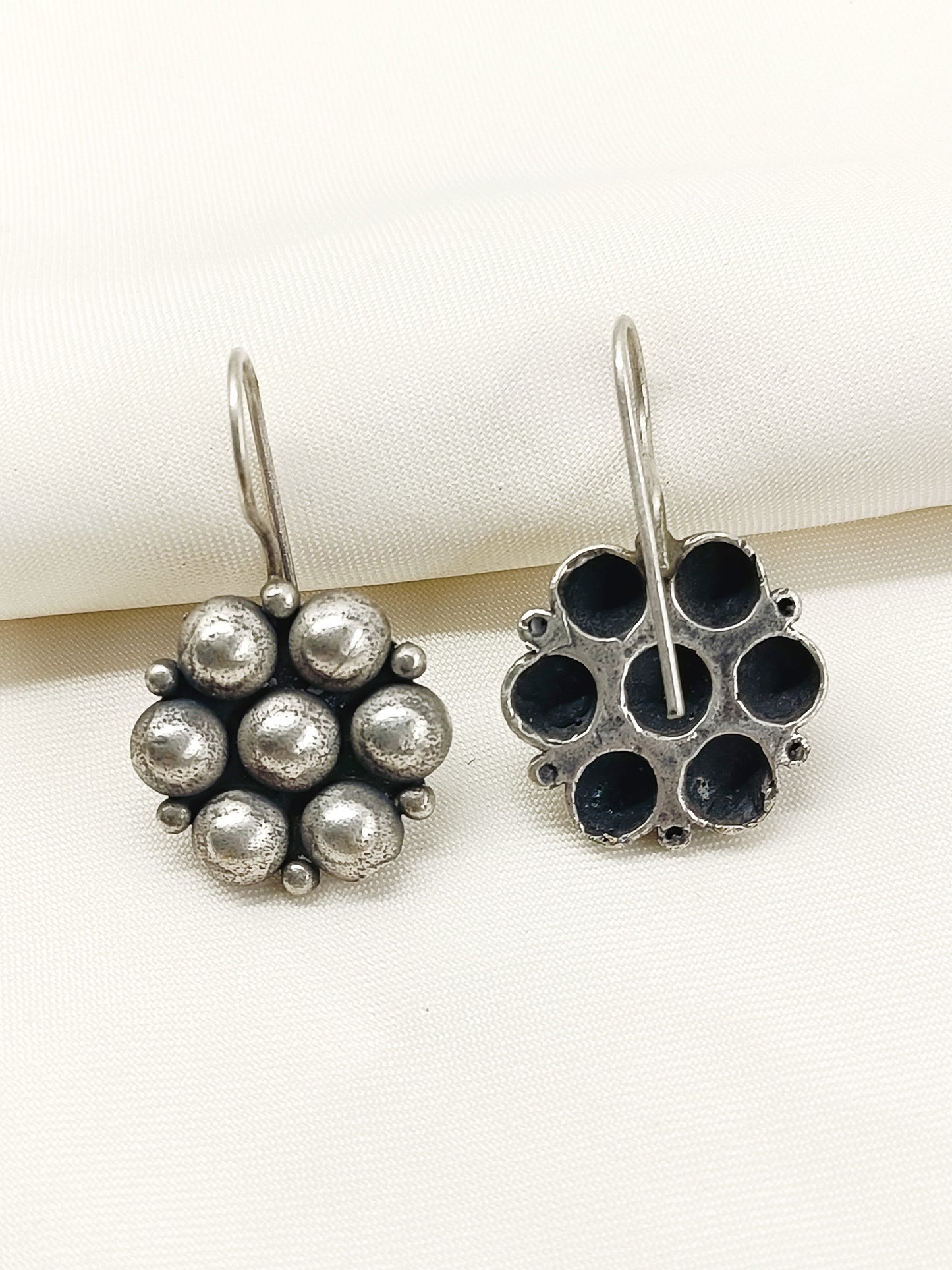 Hansika Plain Oxidized Earcuff