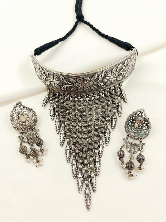 Rashmika Plain Oxidized Floral Hasli Choker Set