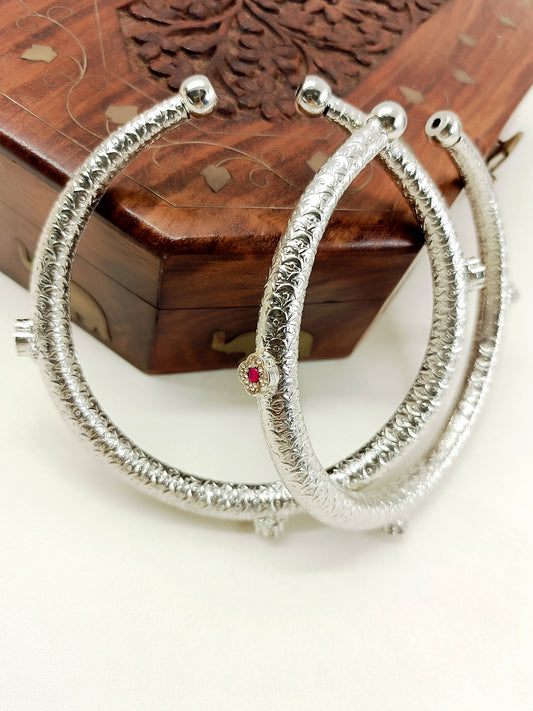 Sobhita Ruby Hasli Styled Oxidized Anklet