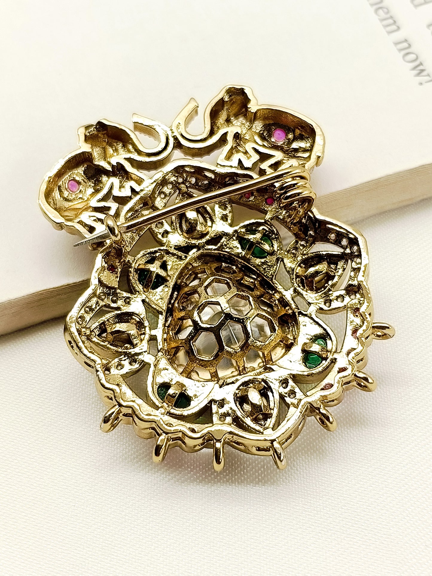 Niyansh R&G Men's Brooch