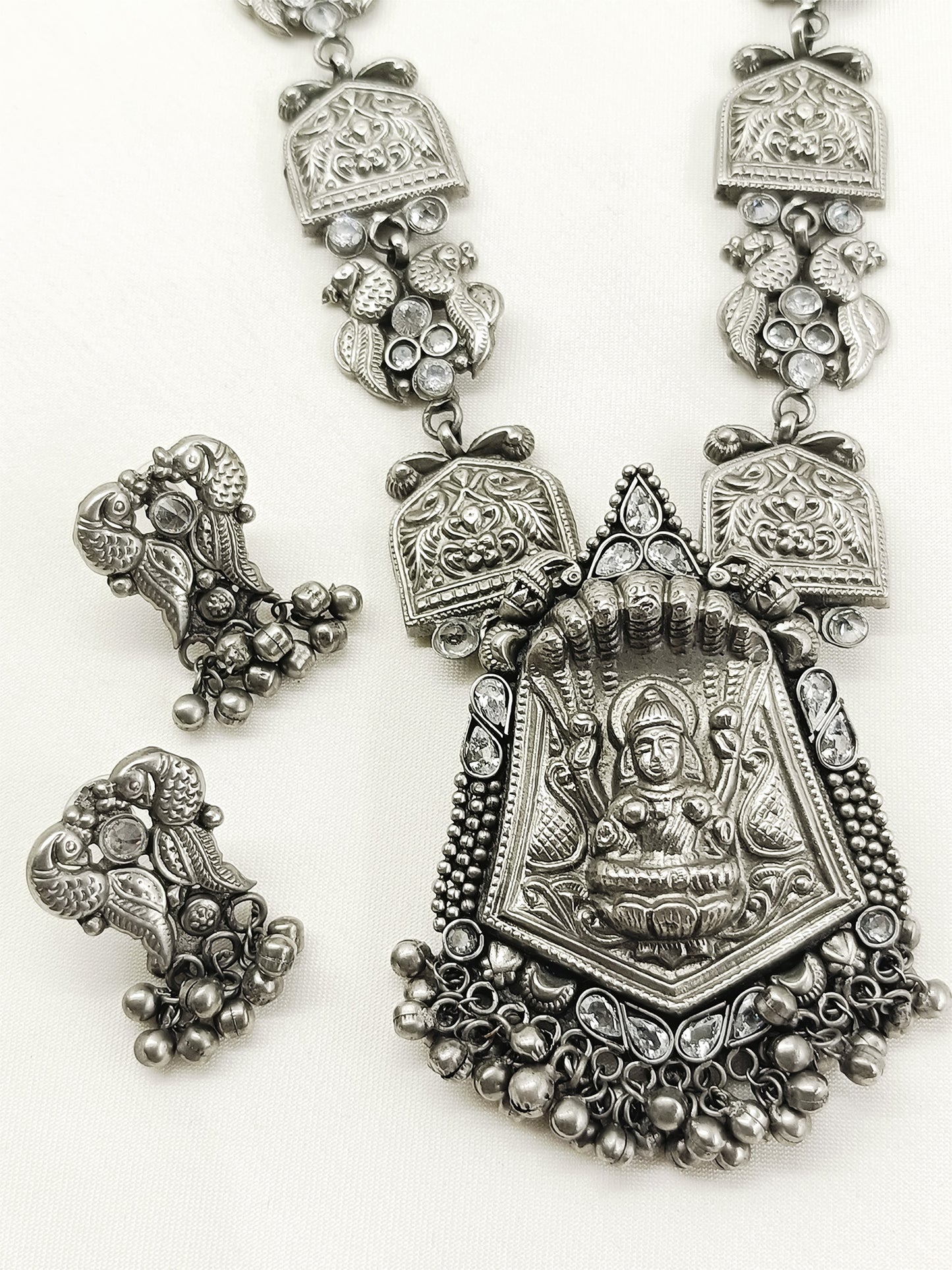 Qiratul White Oxidized Necklace Set