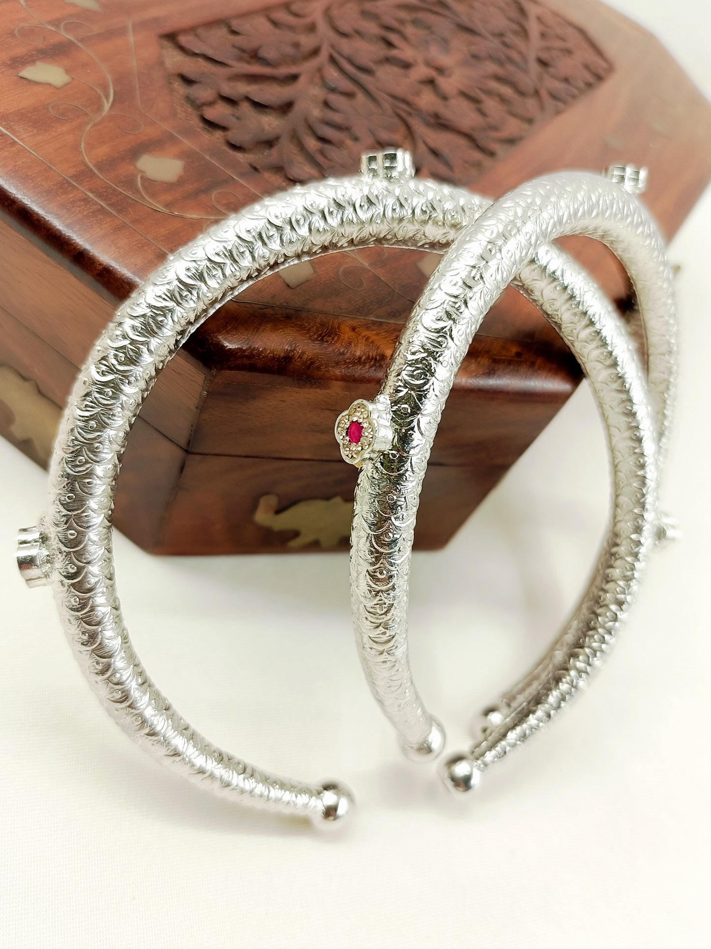 Sobhita Ruby Hasli Styled Oxidized Anklet