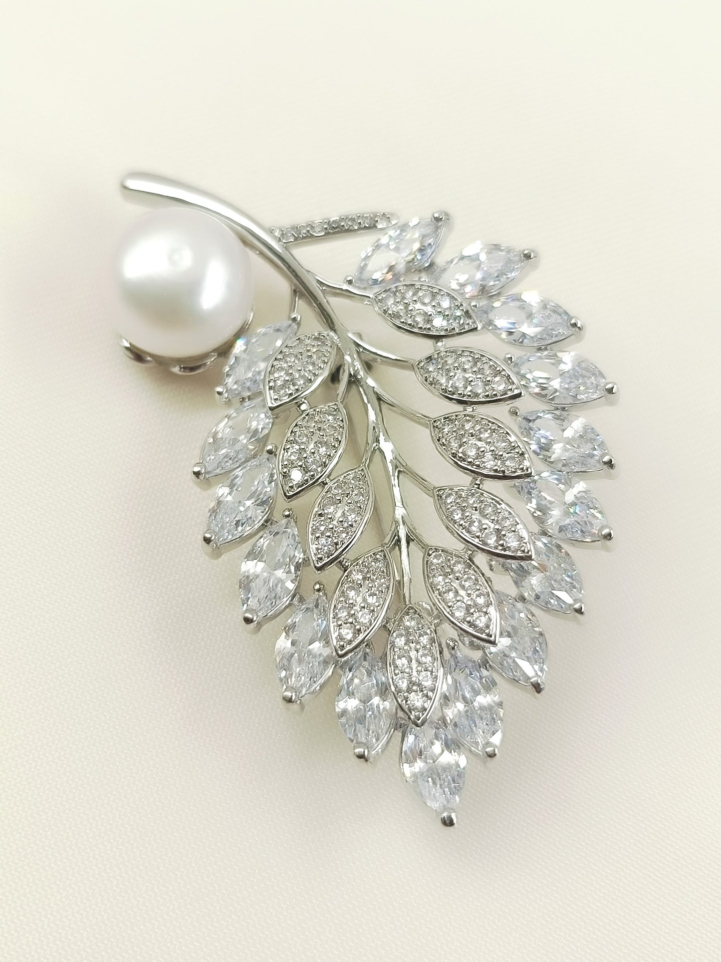 Kaiya White Pearl Leaf Brooch