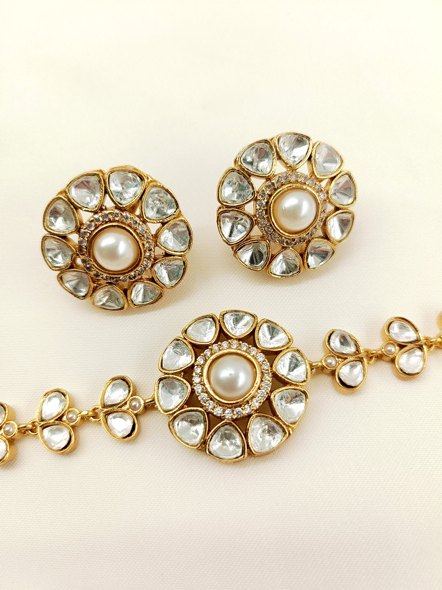 Vinamrta White Kundan Choker Set