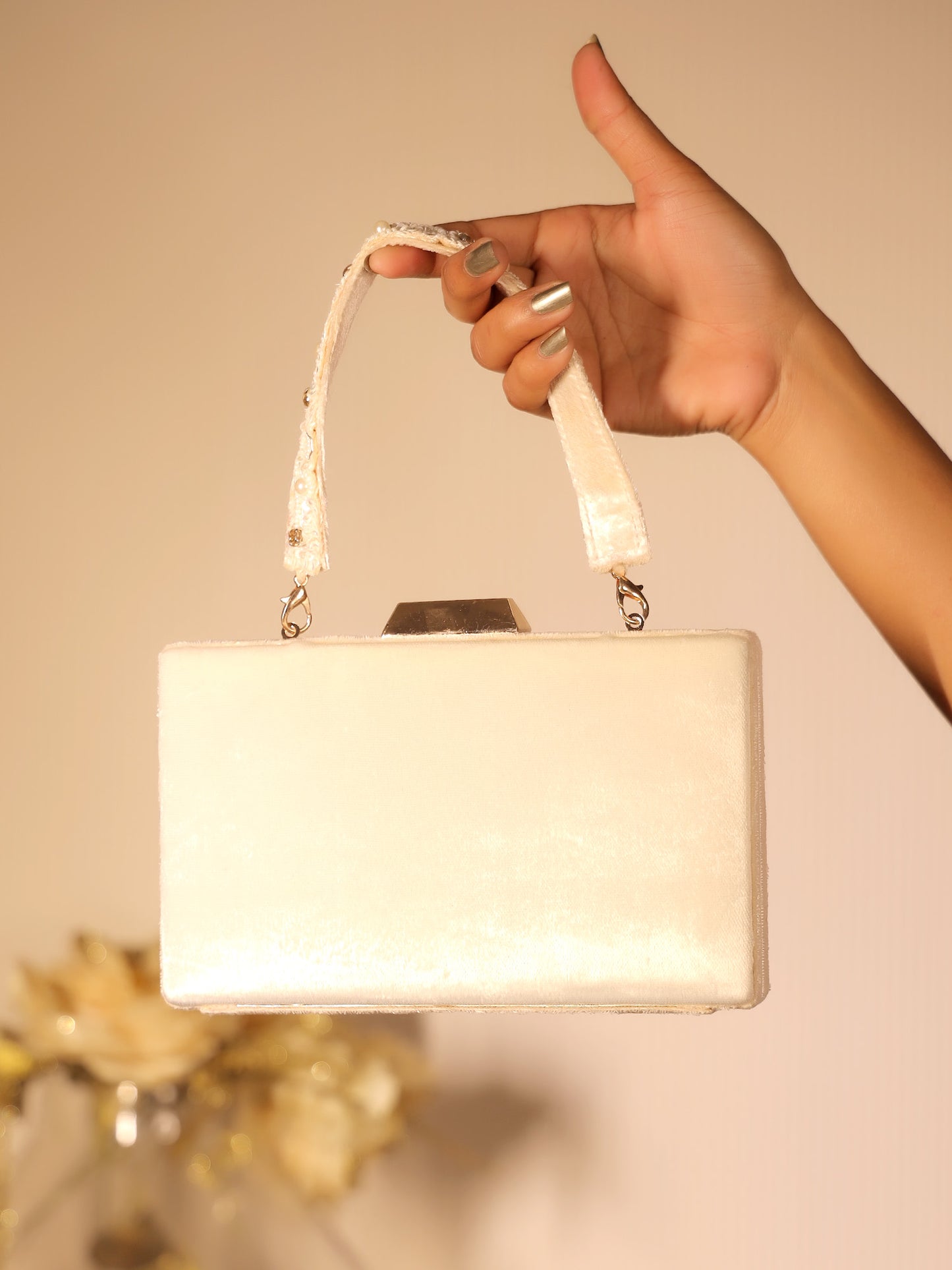 Anpurna White Evening Clutch
