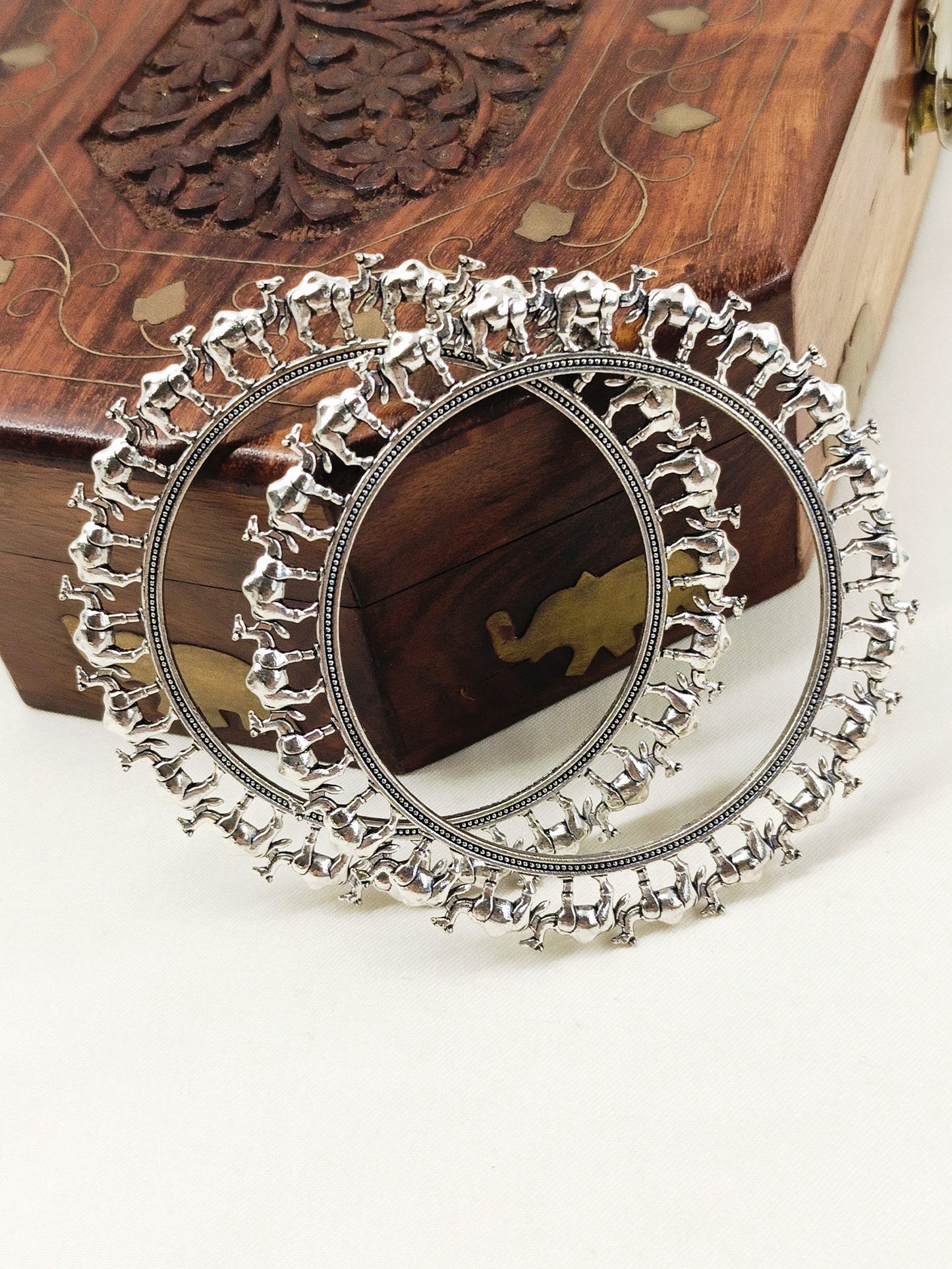 Kanakojjvala Plain Oxidized Bangle