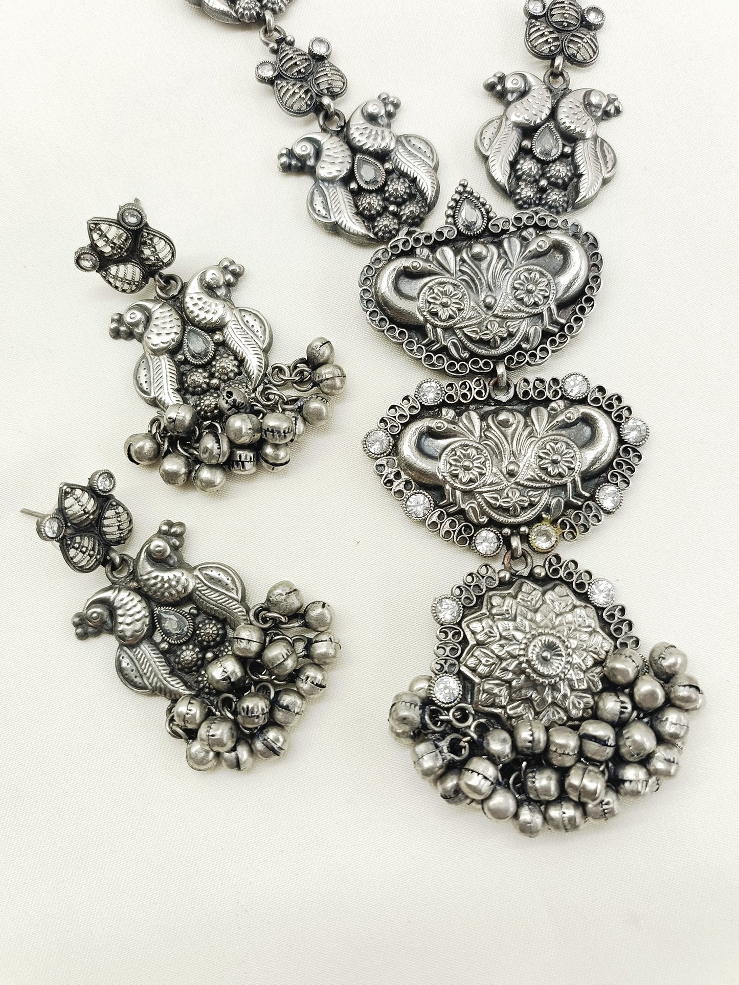 Qandeel White Oxidized Necklace Set