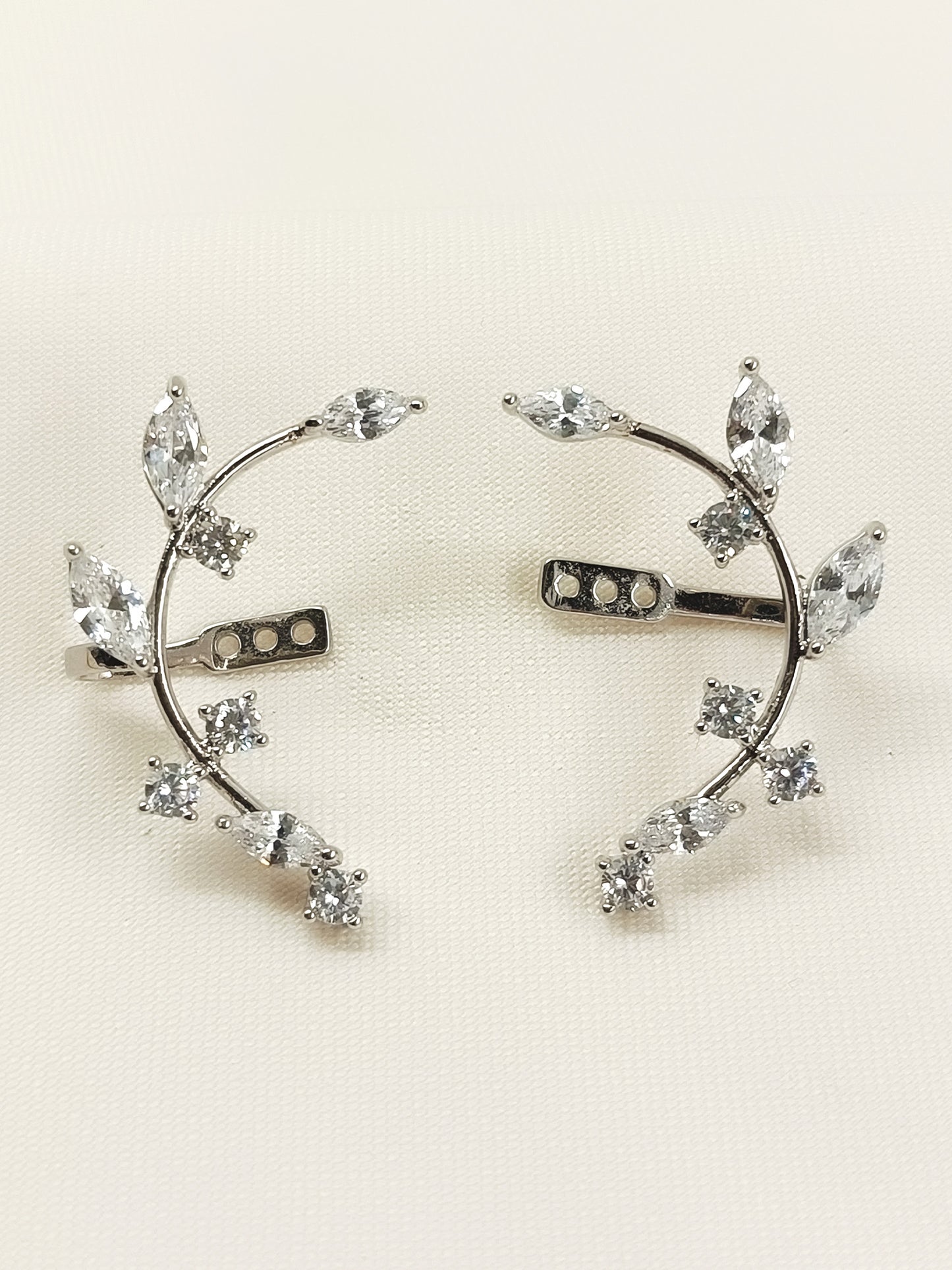 Kairan White 92.5 Silver Earcuff With Solitaire Stud