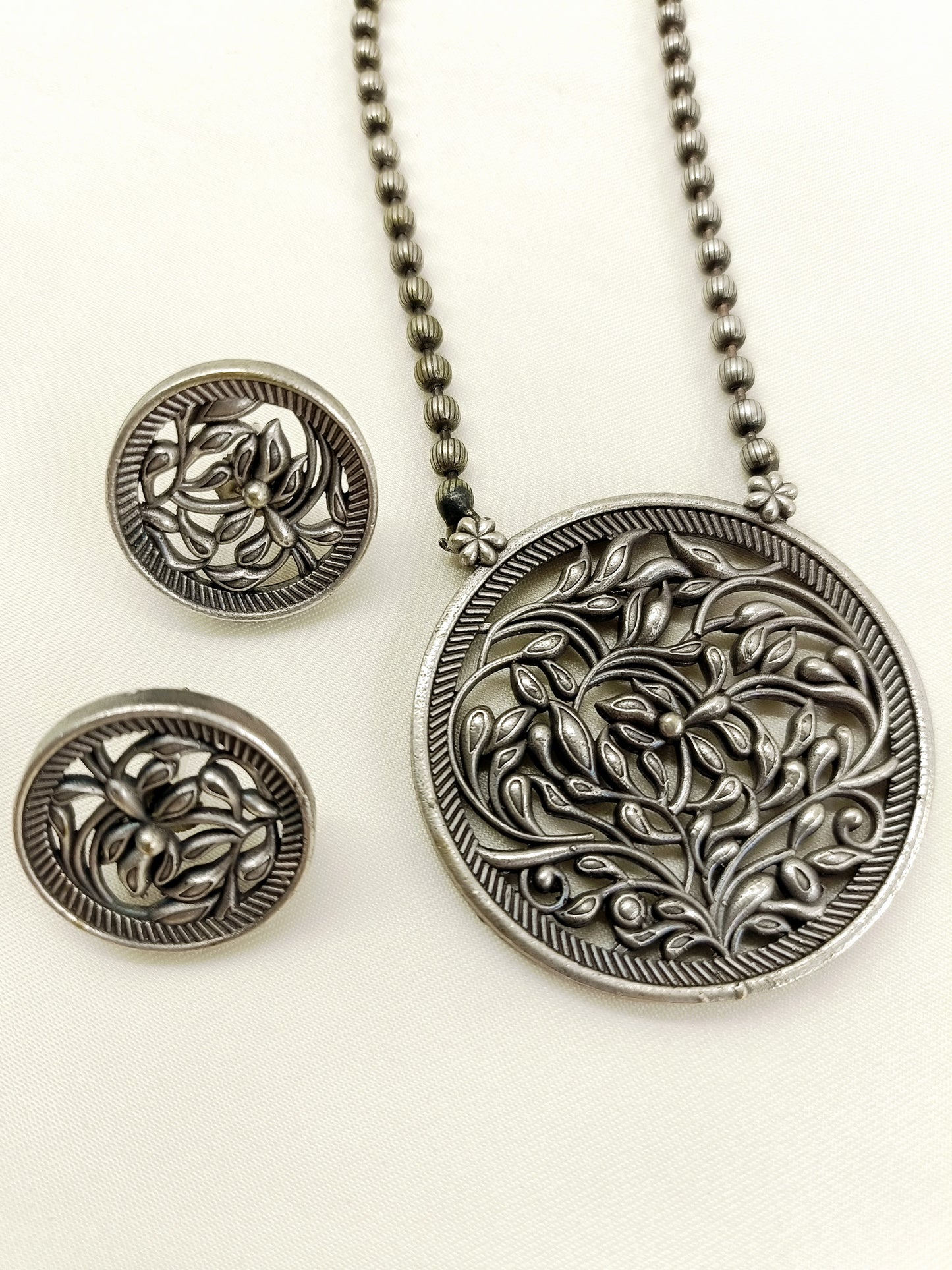 Mishkad Plain Round Floral Oxidized Pendant Set