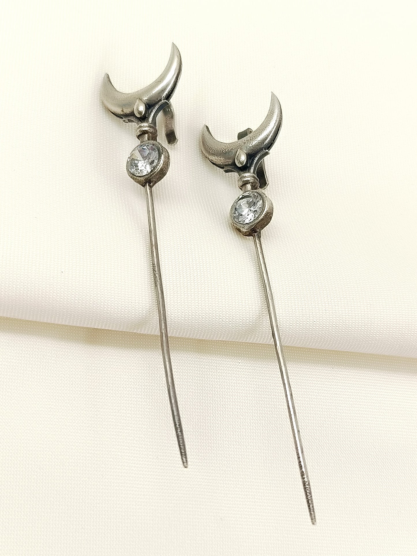 Nisheet White Men's Earcuff