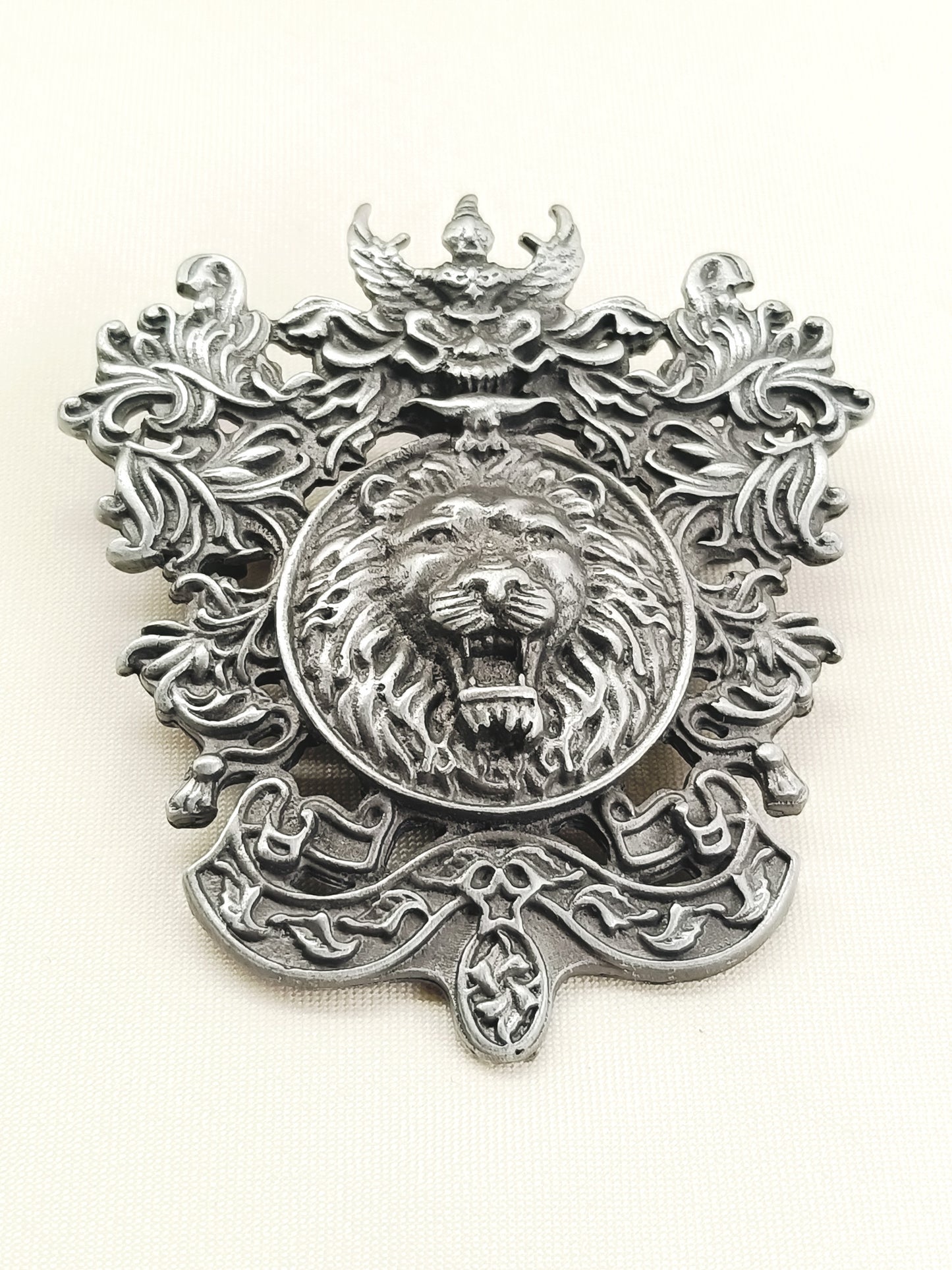 Nirvan Grey Lion Men's Brooch