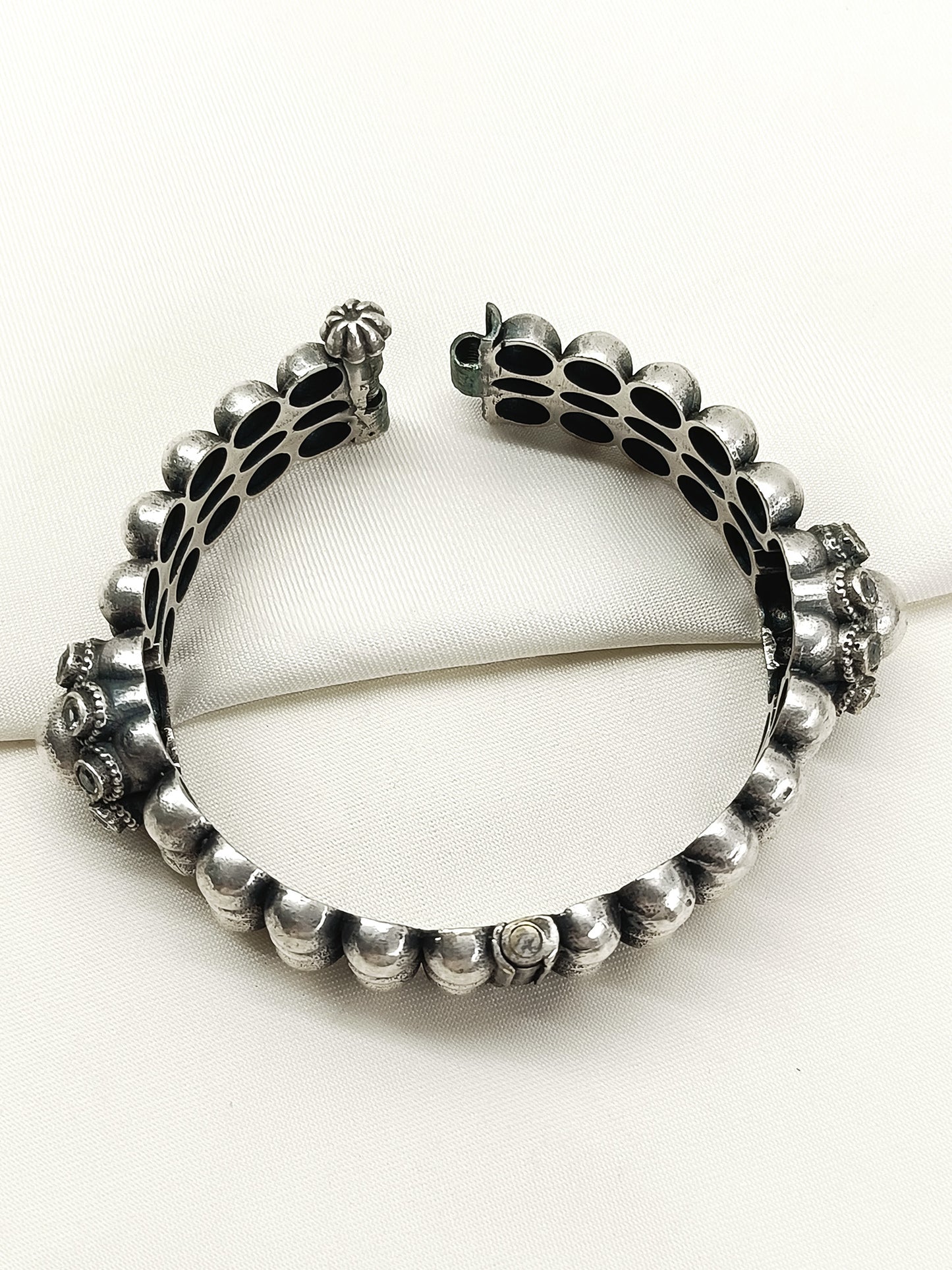 Pradayini Plain Oxidized Kada