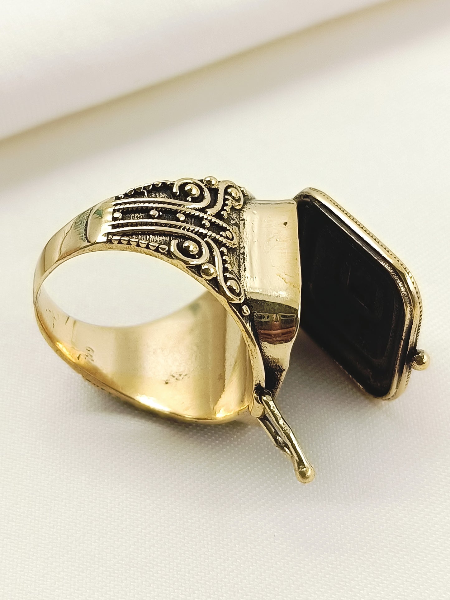 Aathirai Firozi Men's Finger Ring