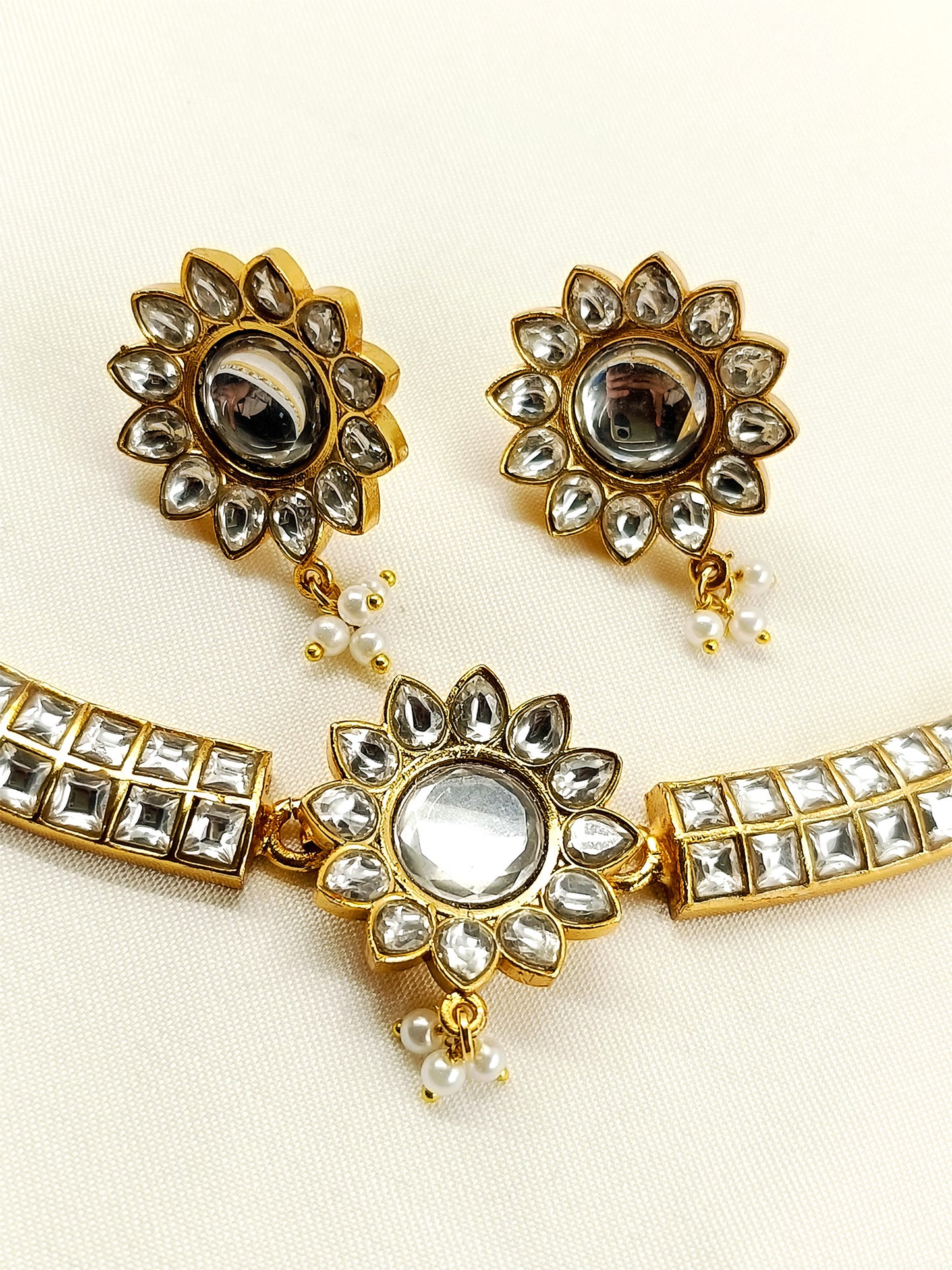 Samriddhi White Kundan Choker Set With Hasli