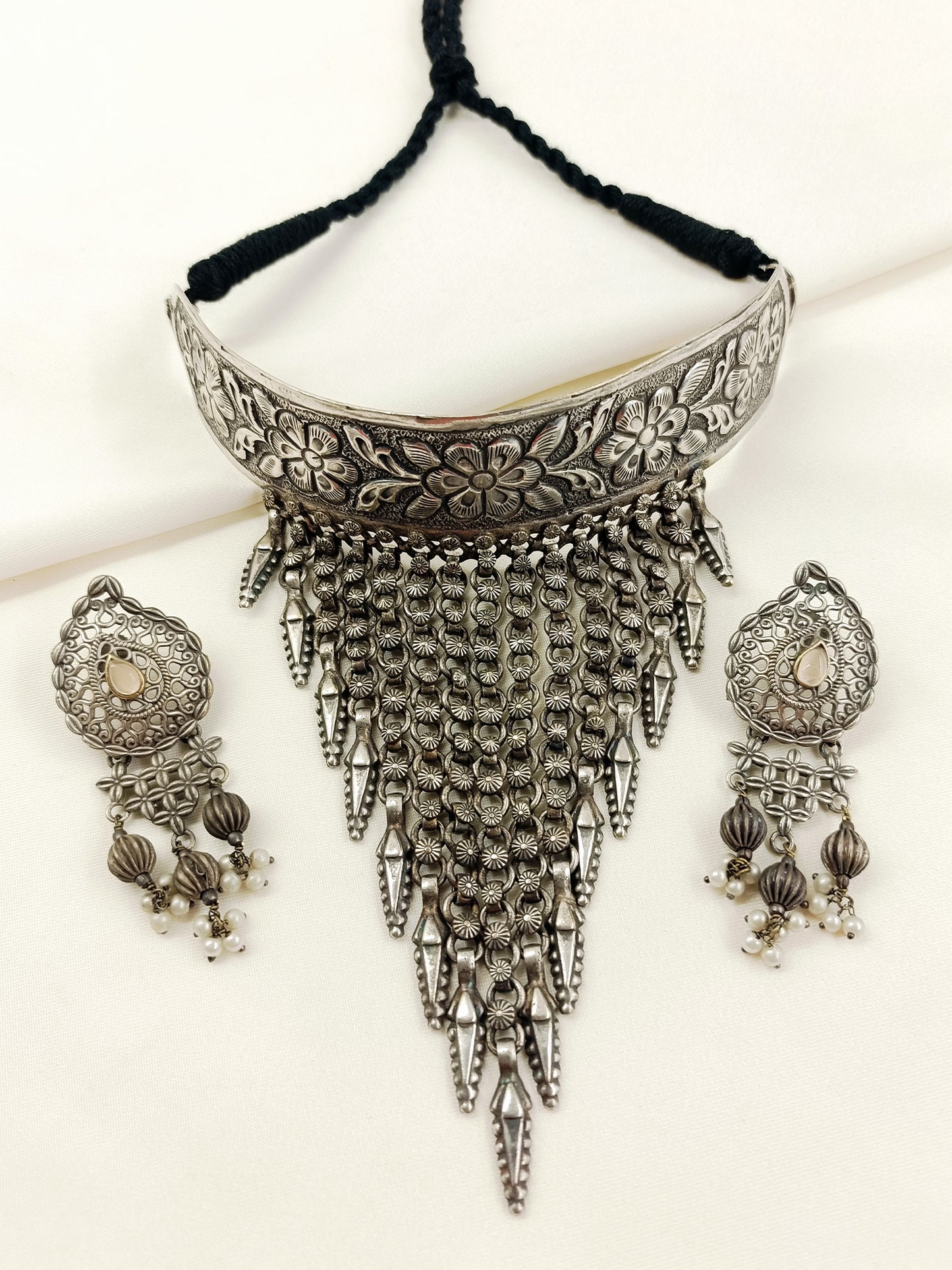 Rashmika Plain Oxidized Floral Hasli Choker Set