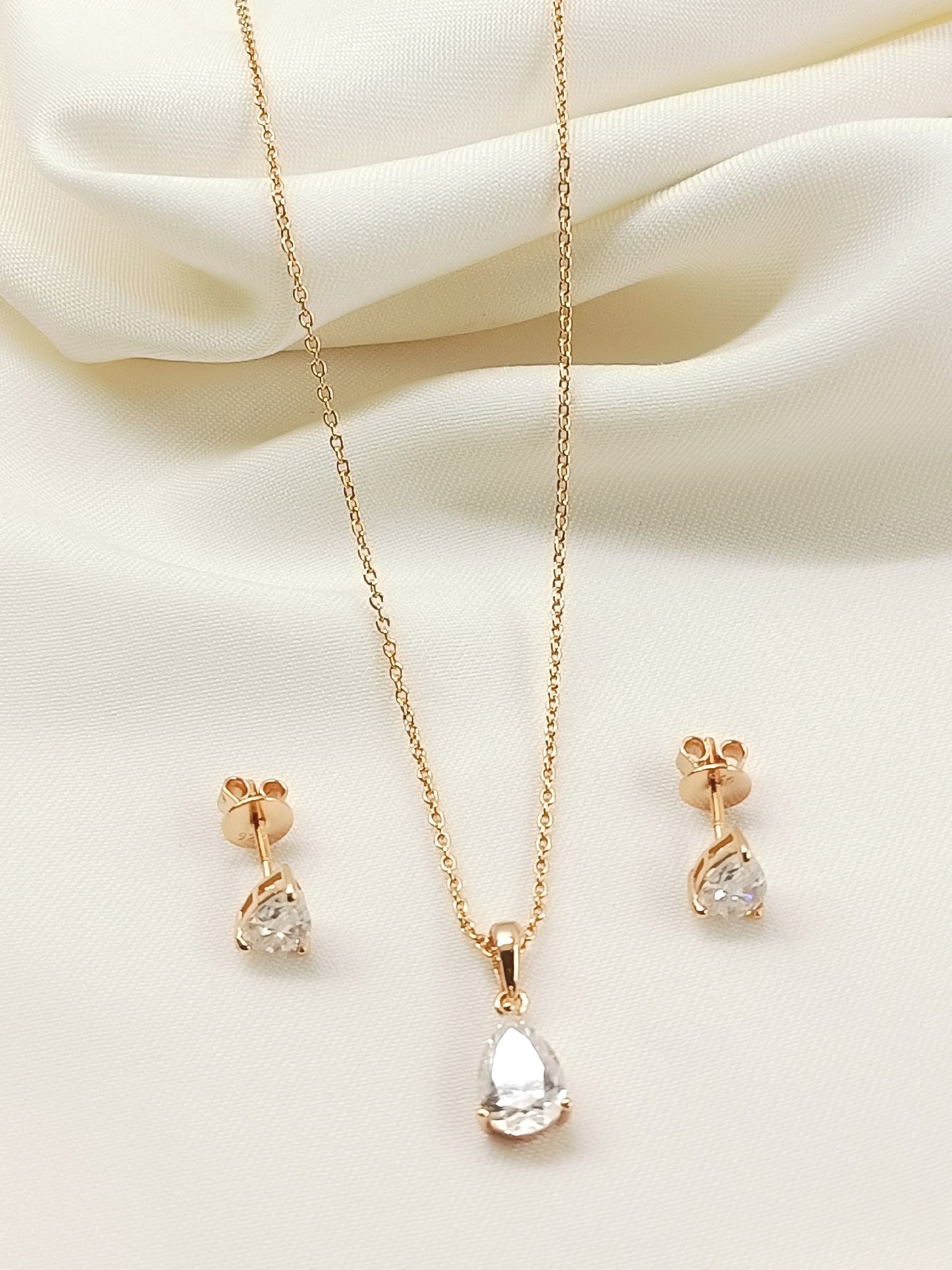 Raivsa 92.5 Silver American Diamond Pendant Set