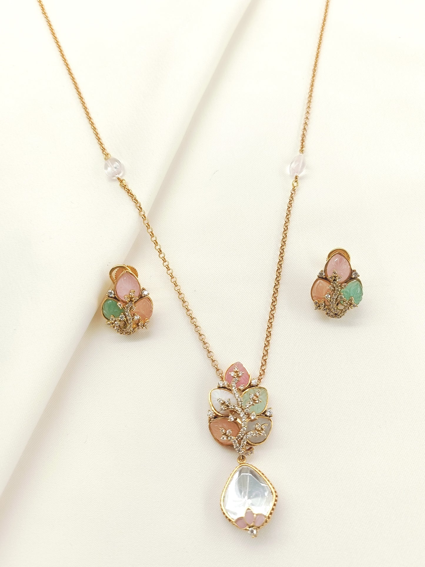 Gaurvi P&G Kundan Pendant Set