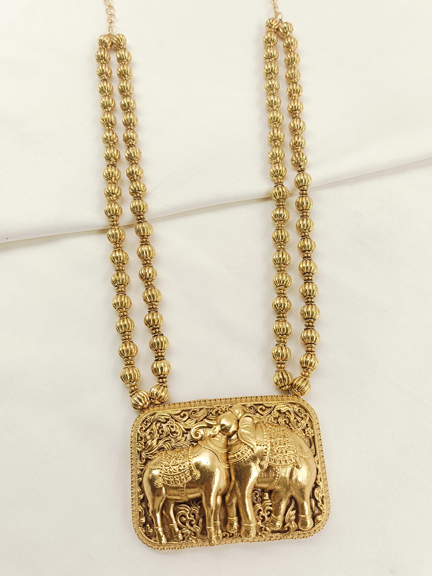 Tanishq Antique Gold Dual Elephant Men's Neckpiece