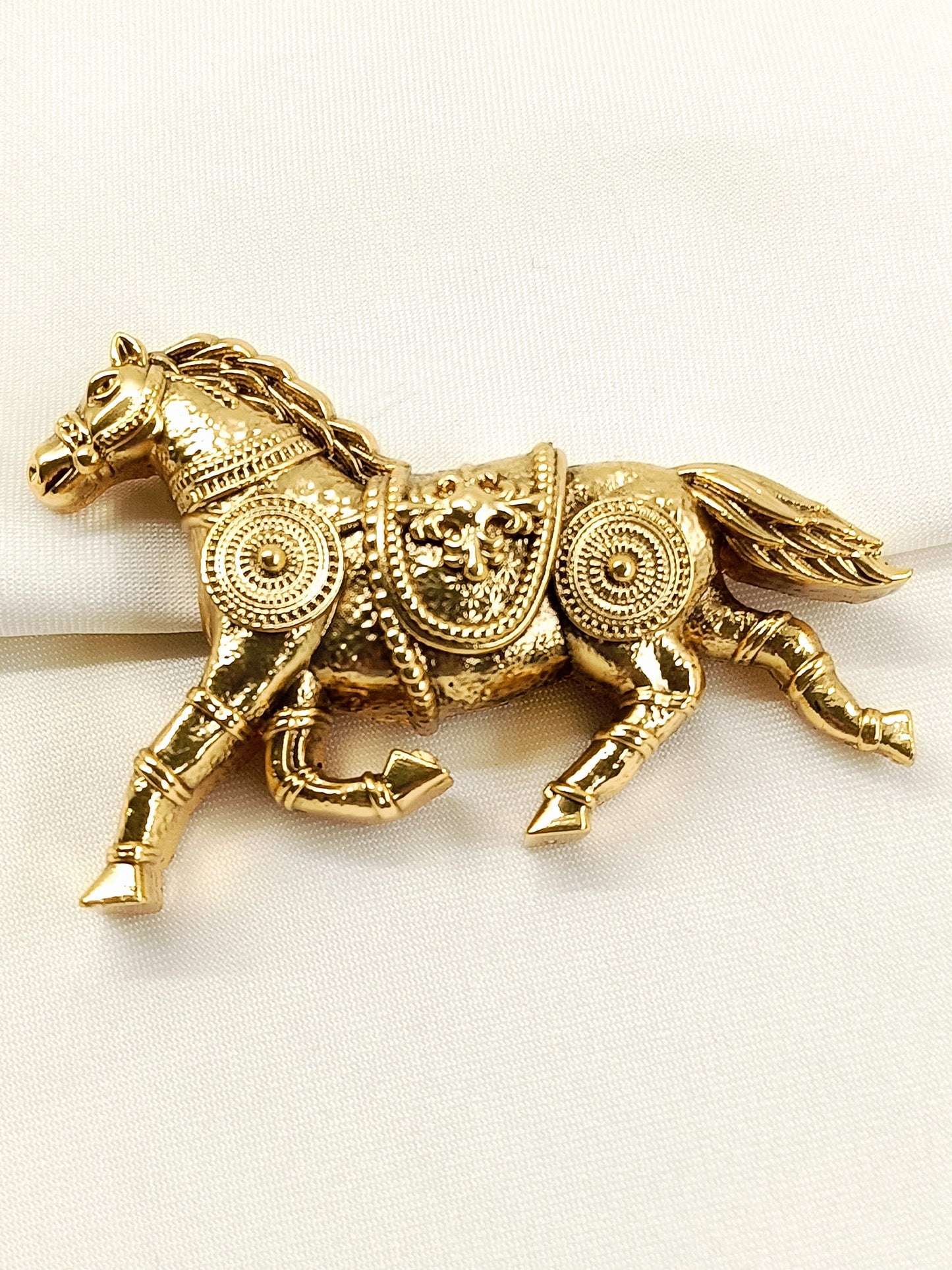 Prarthan Golden Horse Men's Brooch