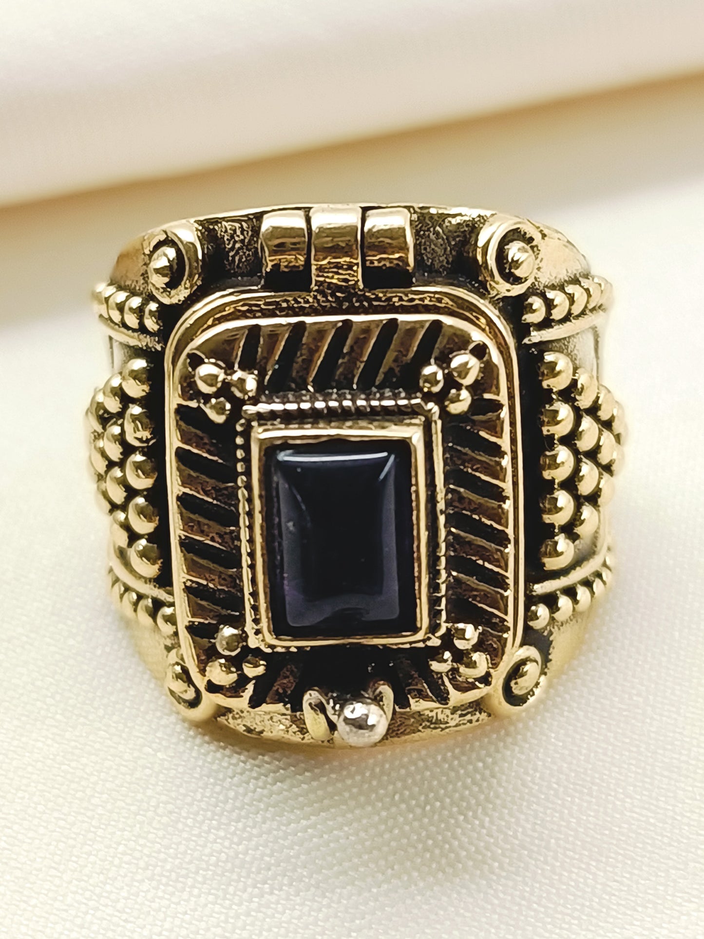 Akoya Purple Men's Finger Ring