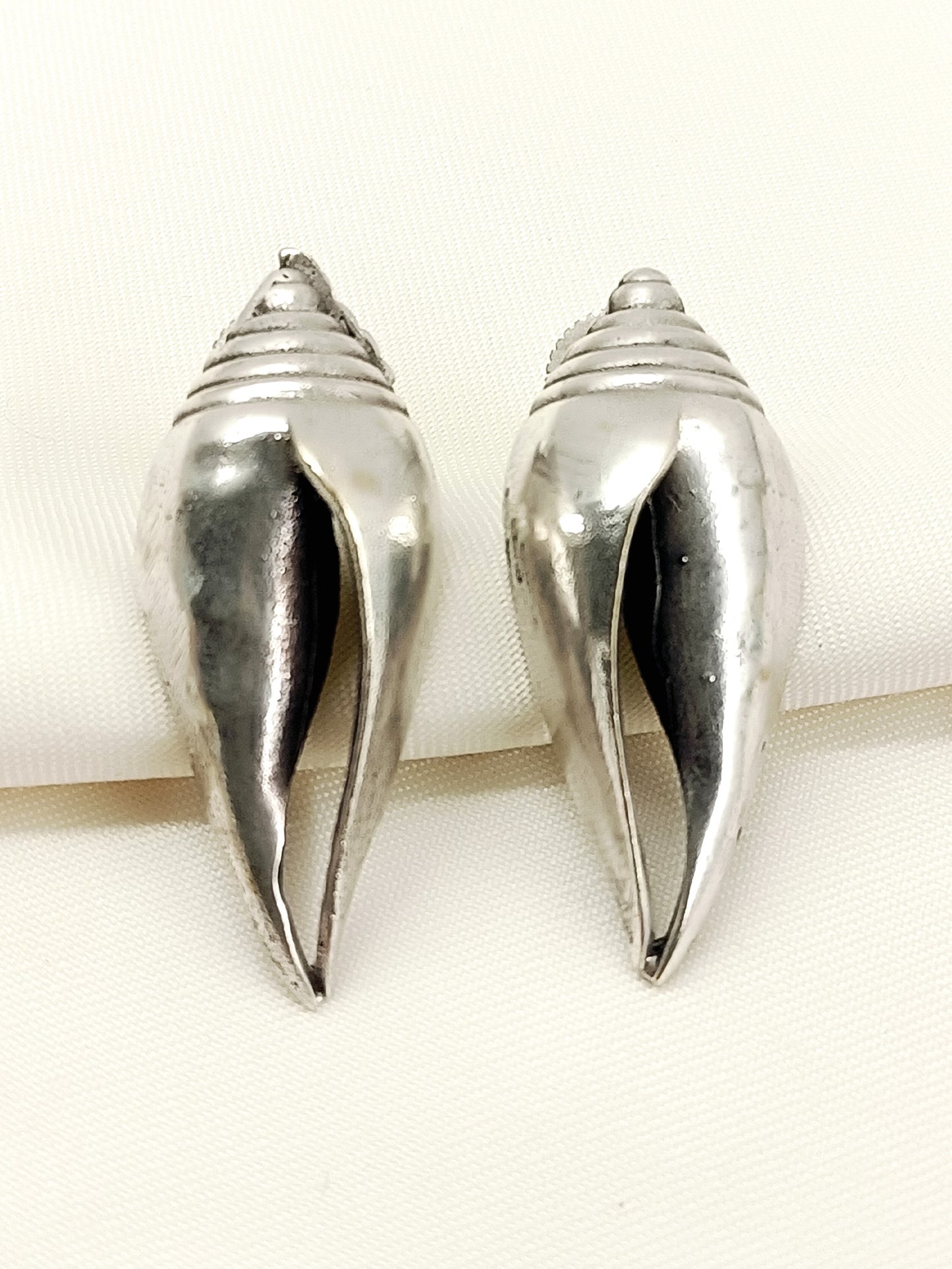 Hriday Plain Men's Earring
