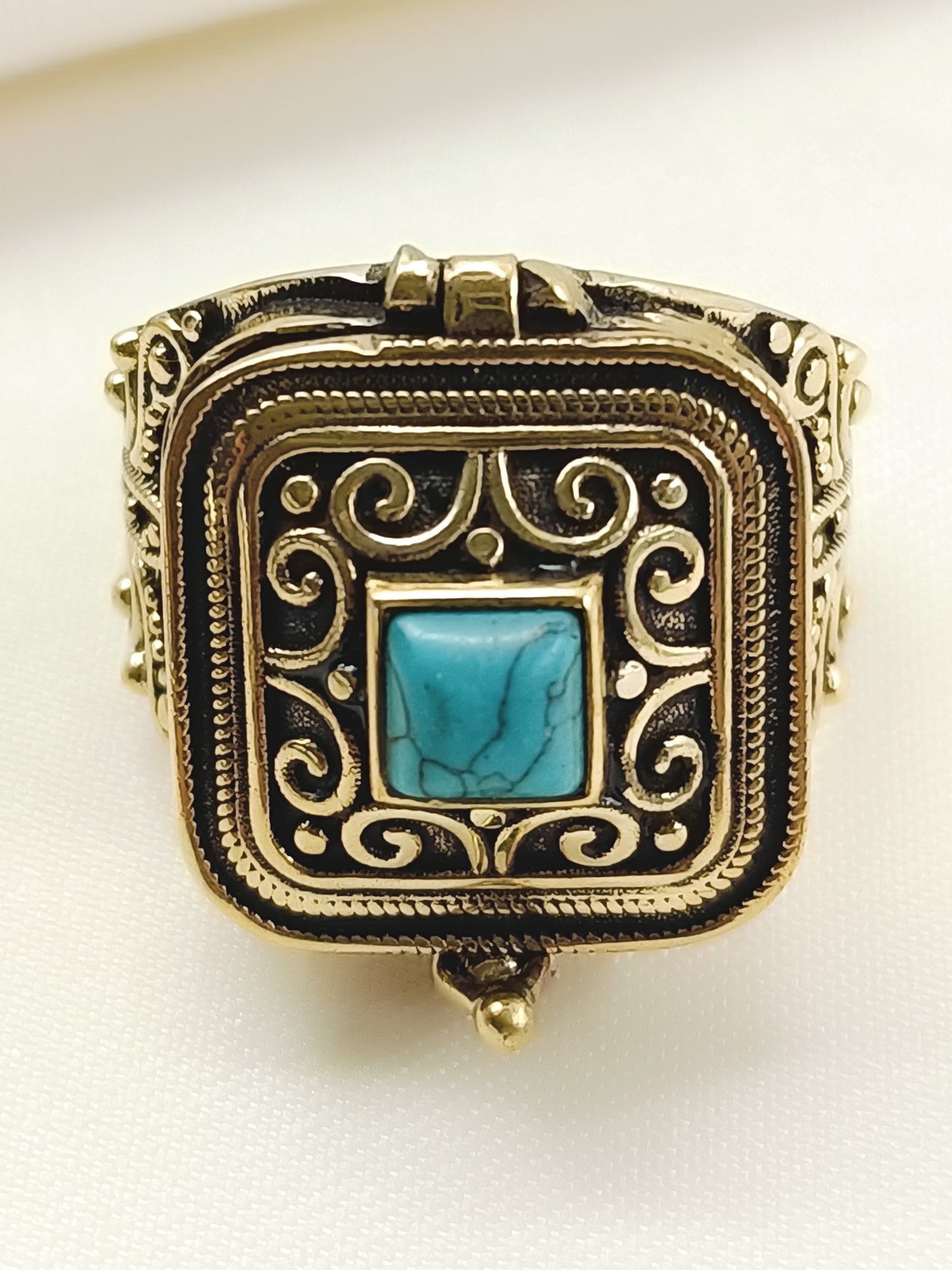Aathirai Firozi Men's Finger Ring