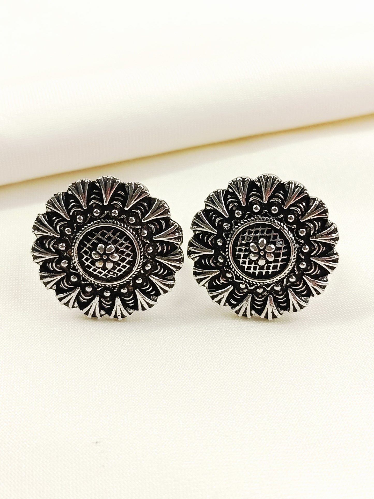 Subhashree Silver Oxidized Round Toe Ring Pair
