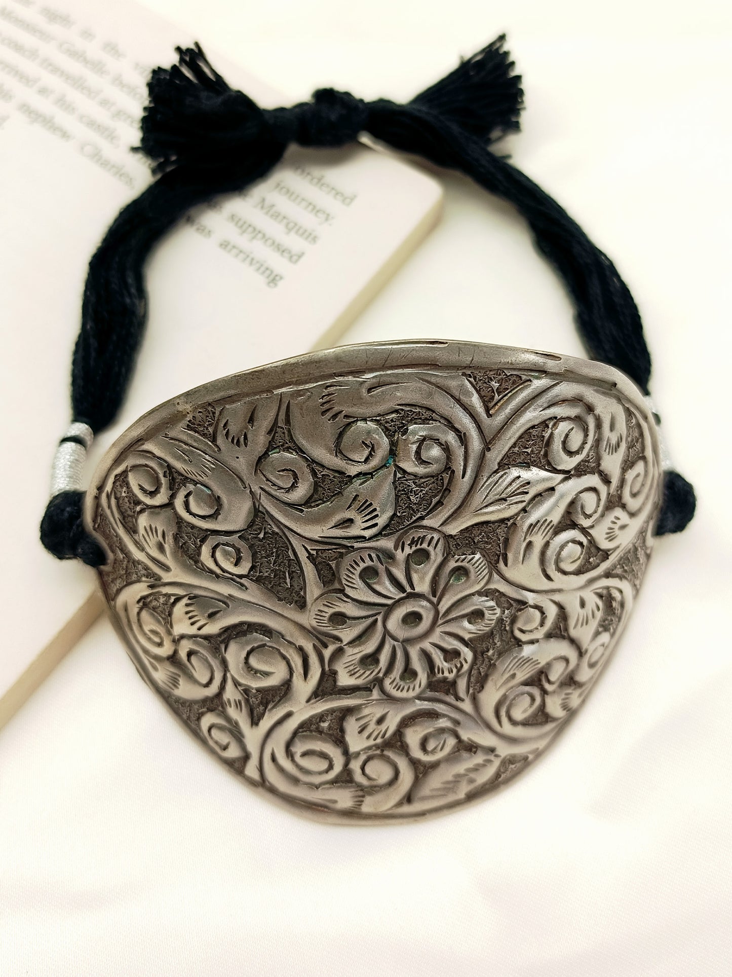 Shalesh Plain Oxidised Floral Carved Men's Bajubandh