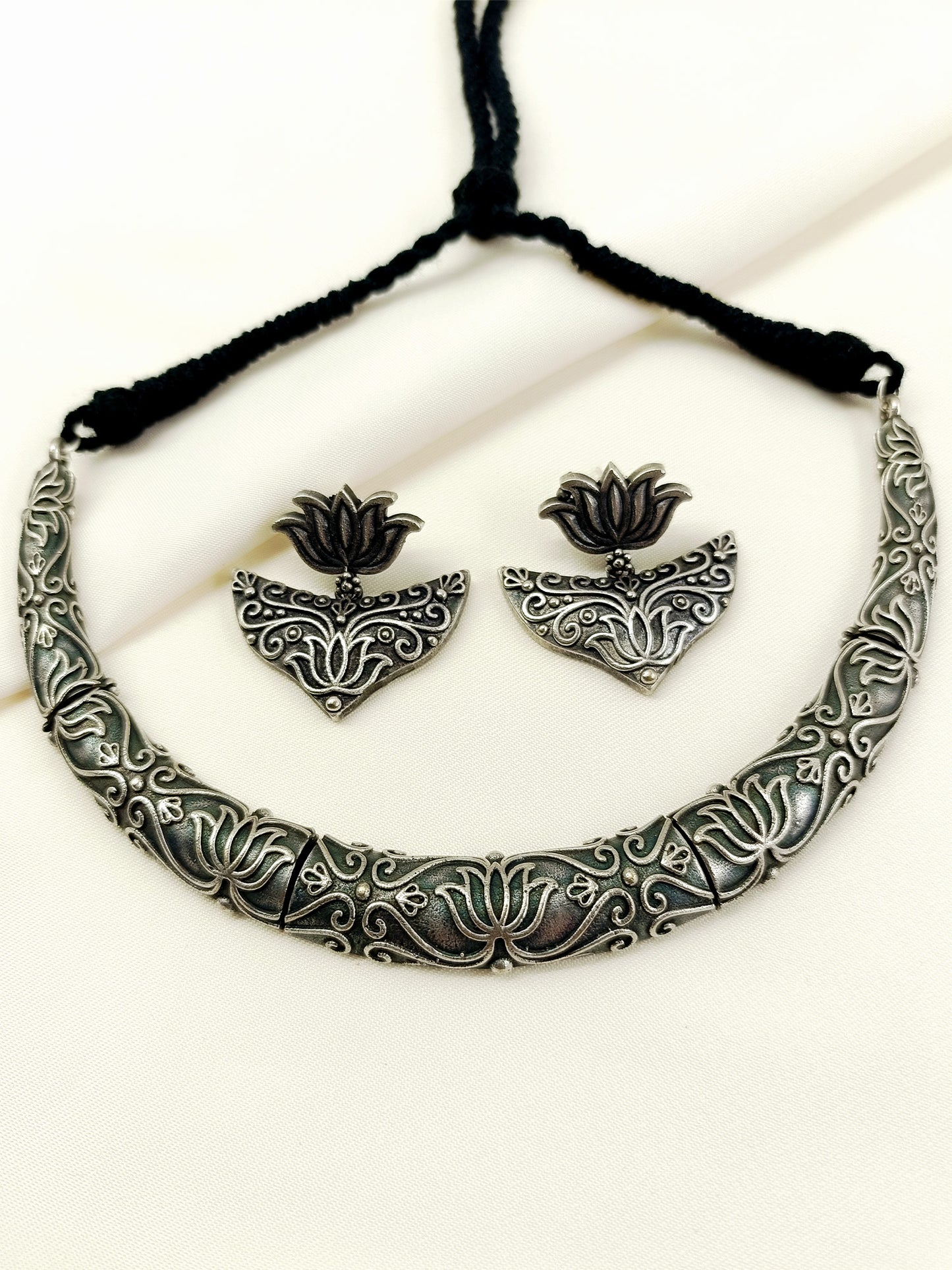 Firaki Plain Lotus Oxidized Choker Set