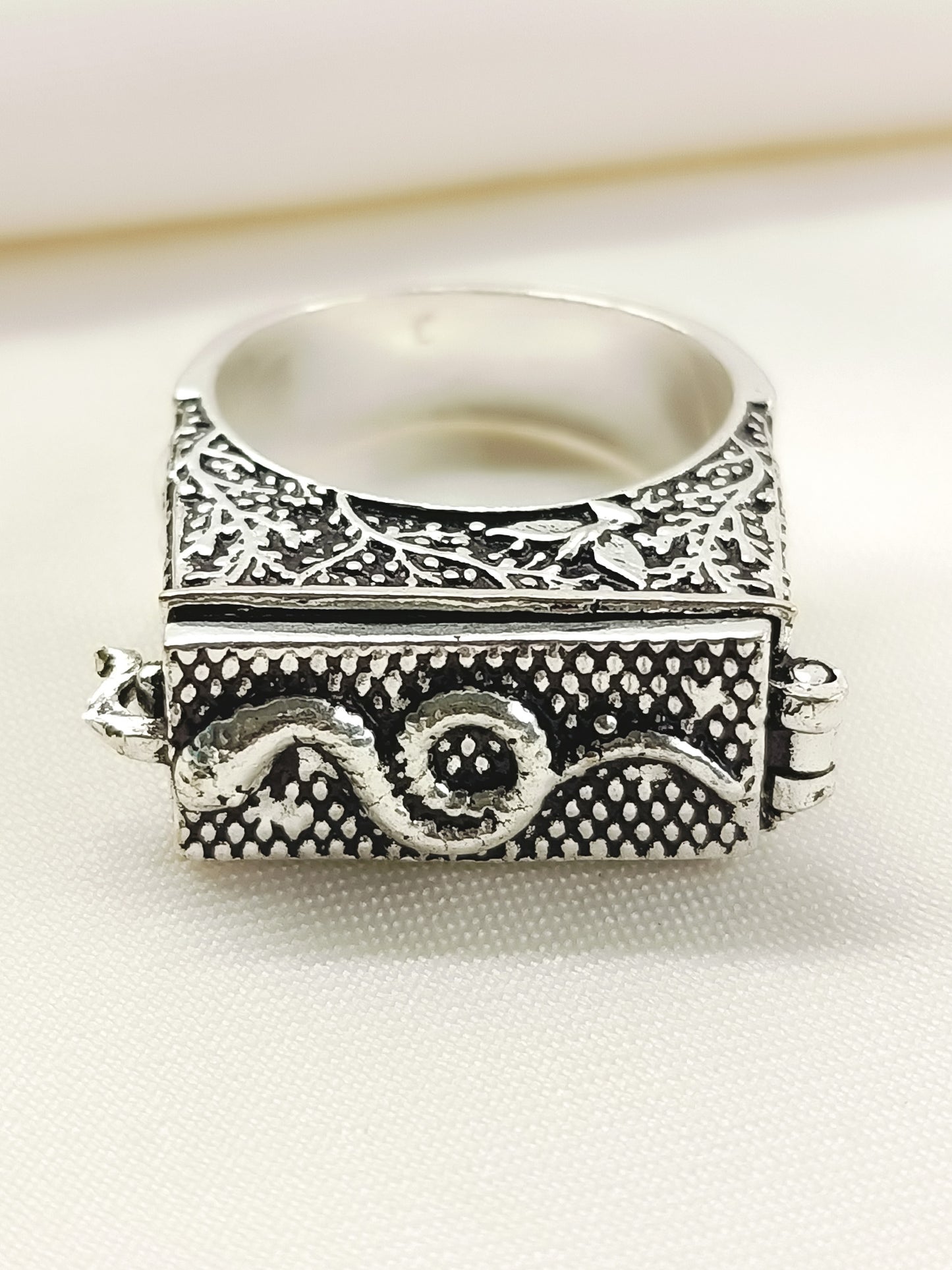 Maresh Silver Men's Finger Ring