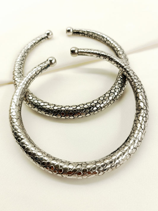 Akshita Plain Oxidized Honeycomb Anklets