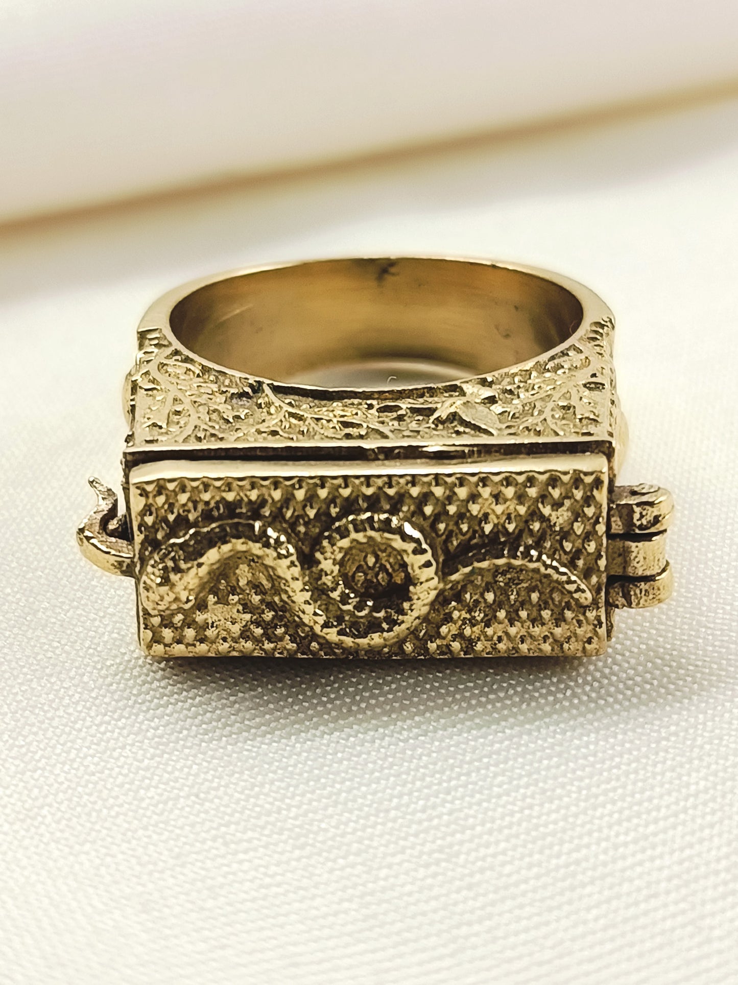 Dev Golden Men's Finger Ring