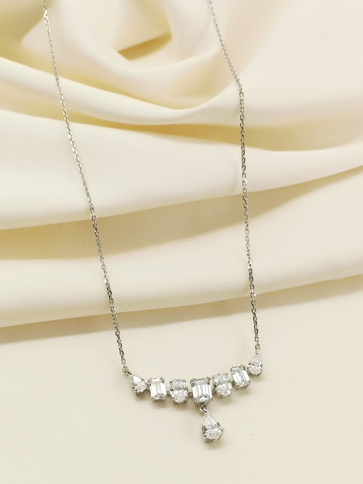 Akahi 92.5 Silver Swarovski Stone Pendal