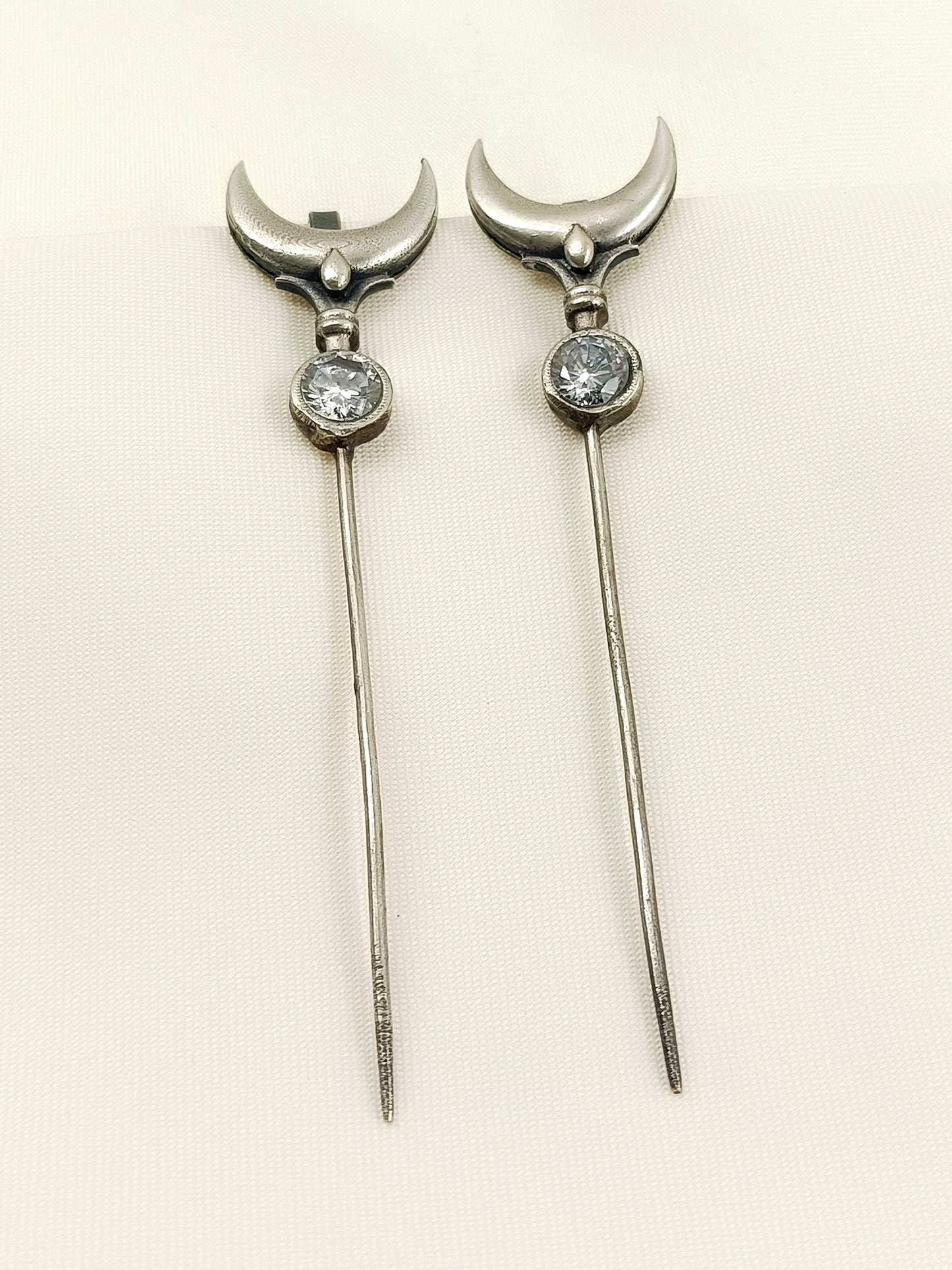 Nisheet White Men's Earcuff