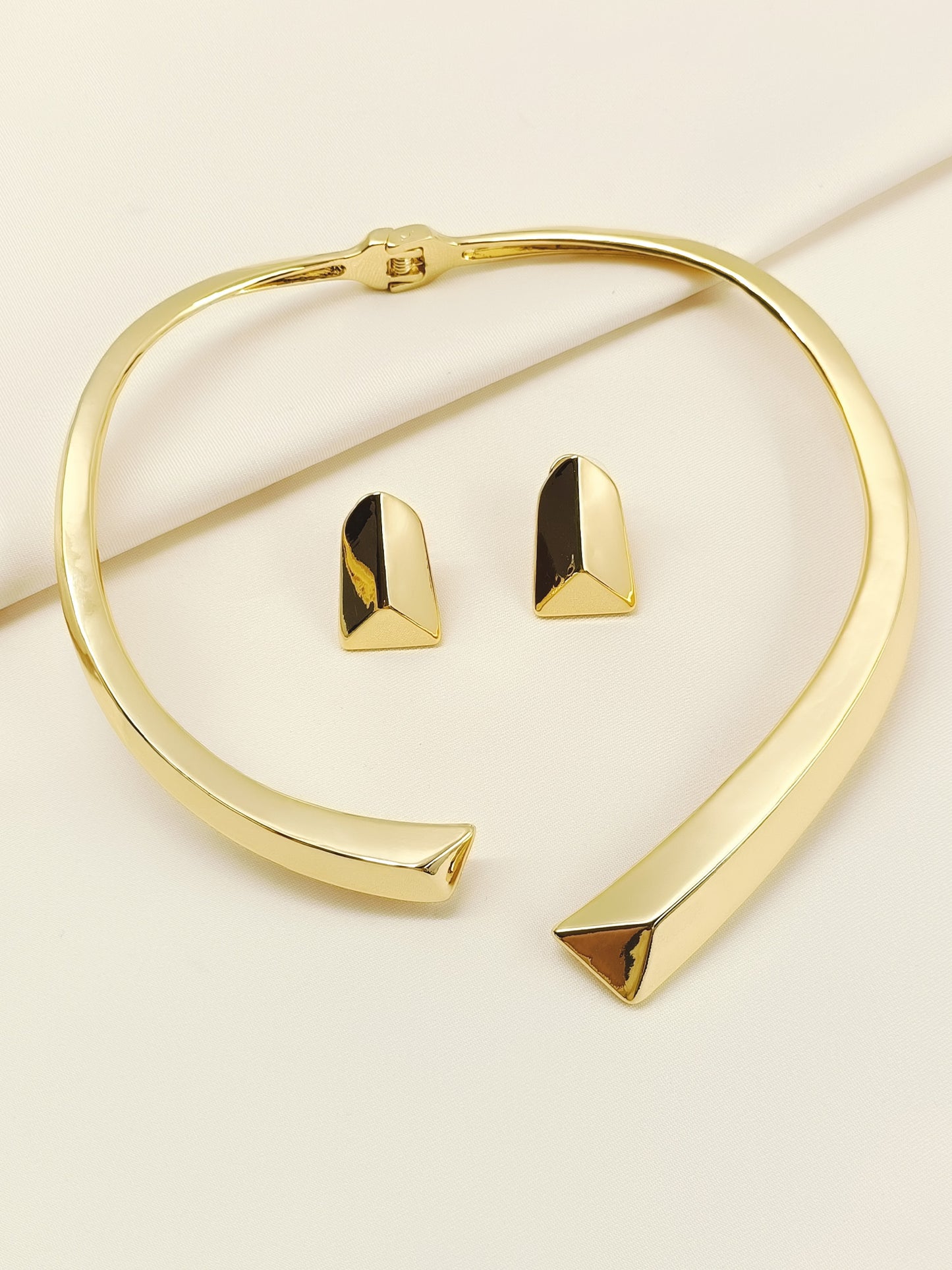 Kaaviya Golden Western Necklace Set