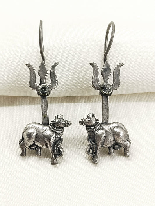 Vihari White Oxidized Earring