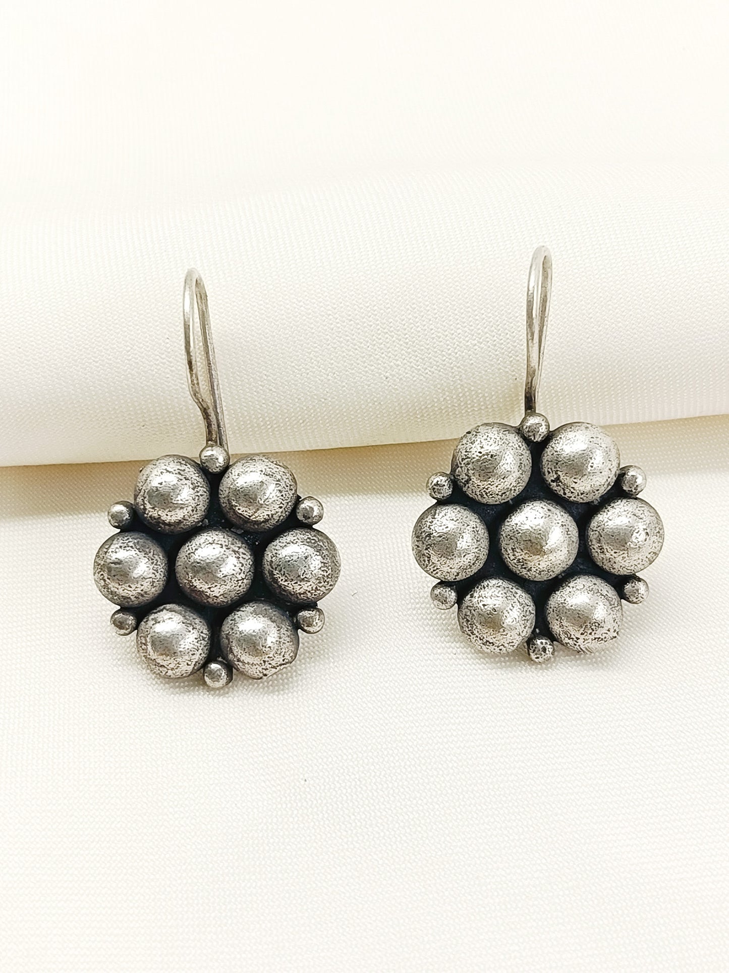 Hansika Plain Oxidized Earcuff