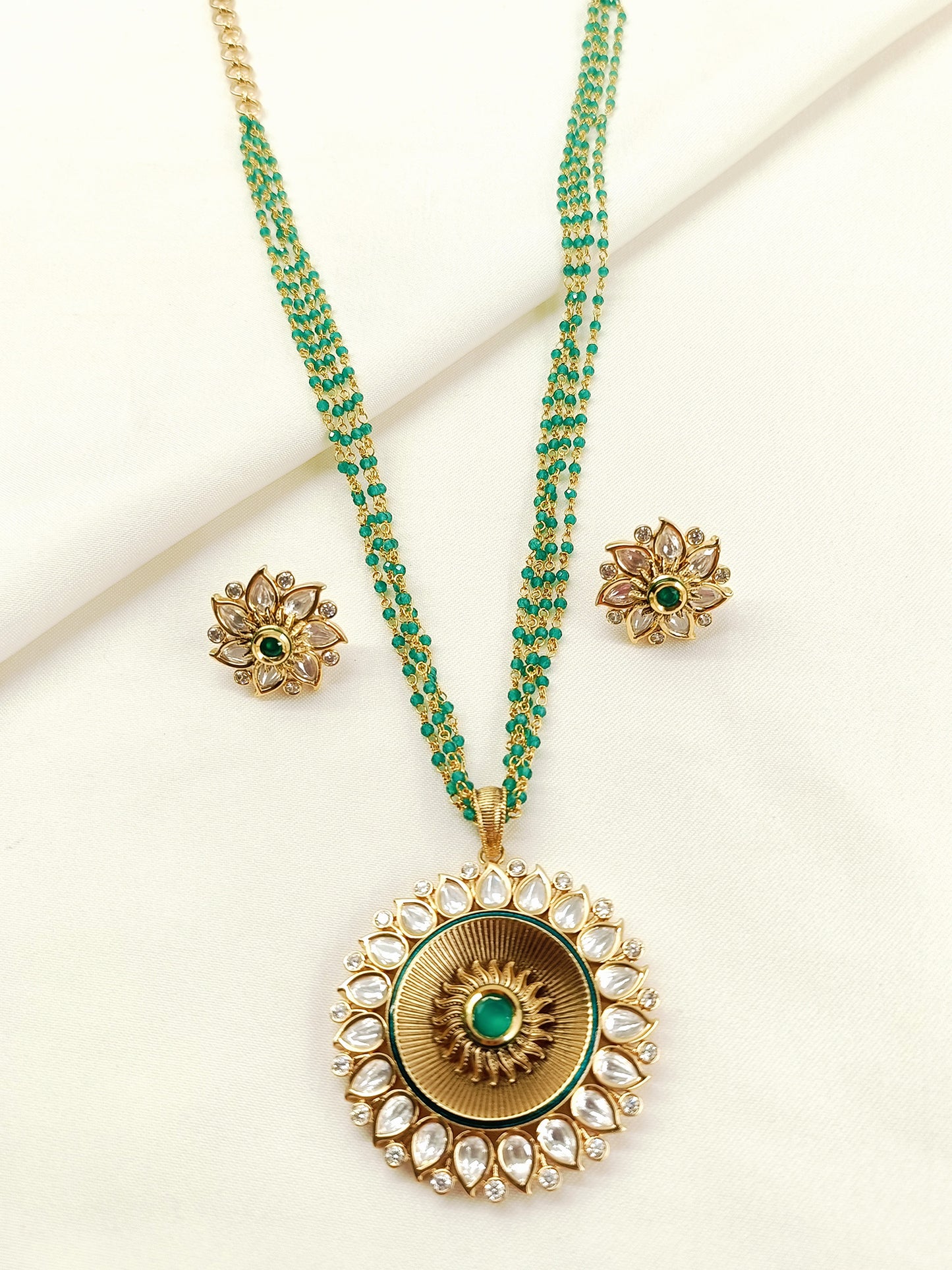Zarina Green Kundan Sunburst Pendant Set