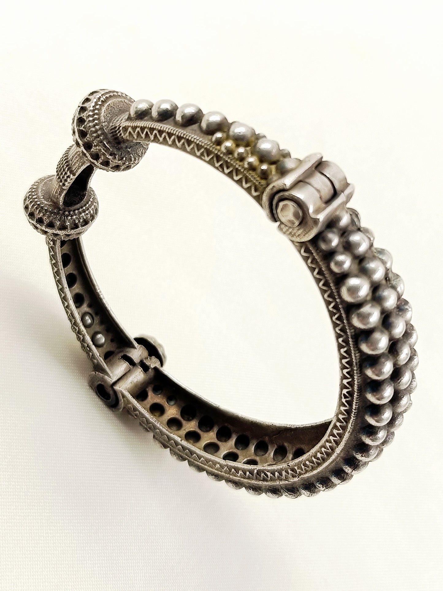 Zaha Plain Oxidized Bracelet